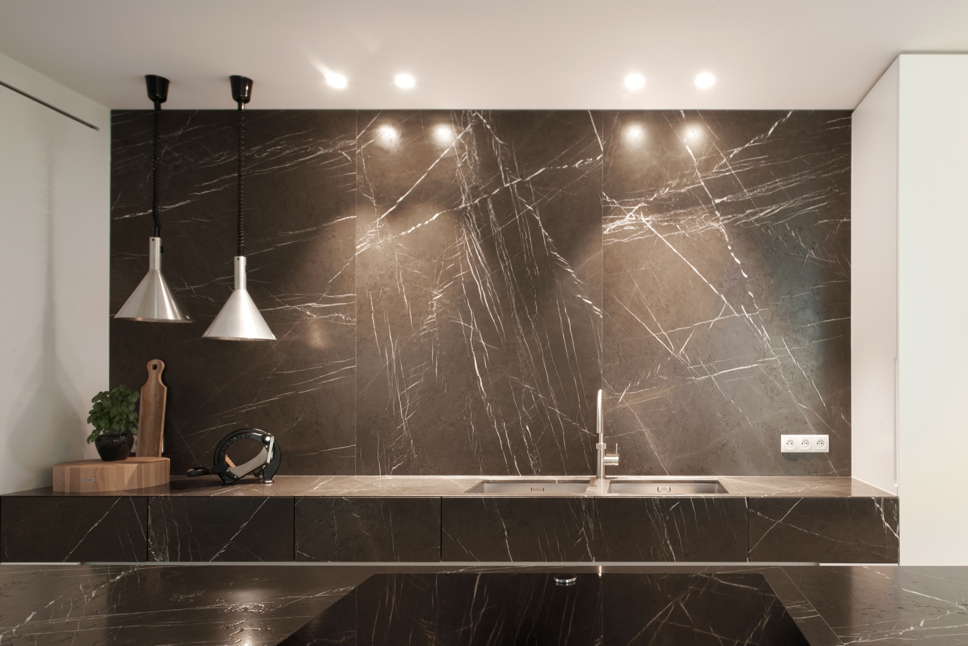 Design cucina in marmo: mobili da cucina in marmo scuro con piano di lavoro moderno., Luxury, Design, Exclusive, Modern, Custom Made, Special, Beautiful