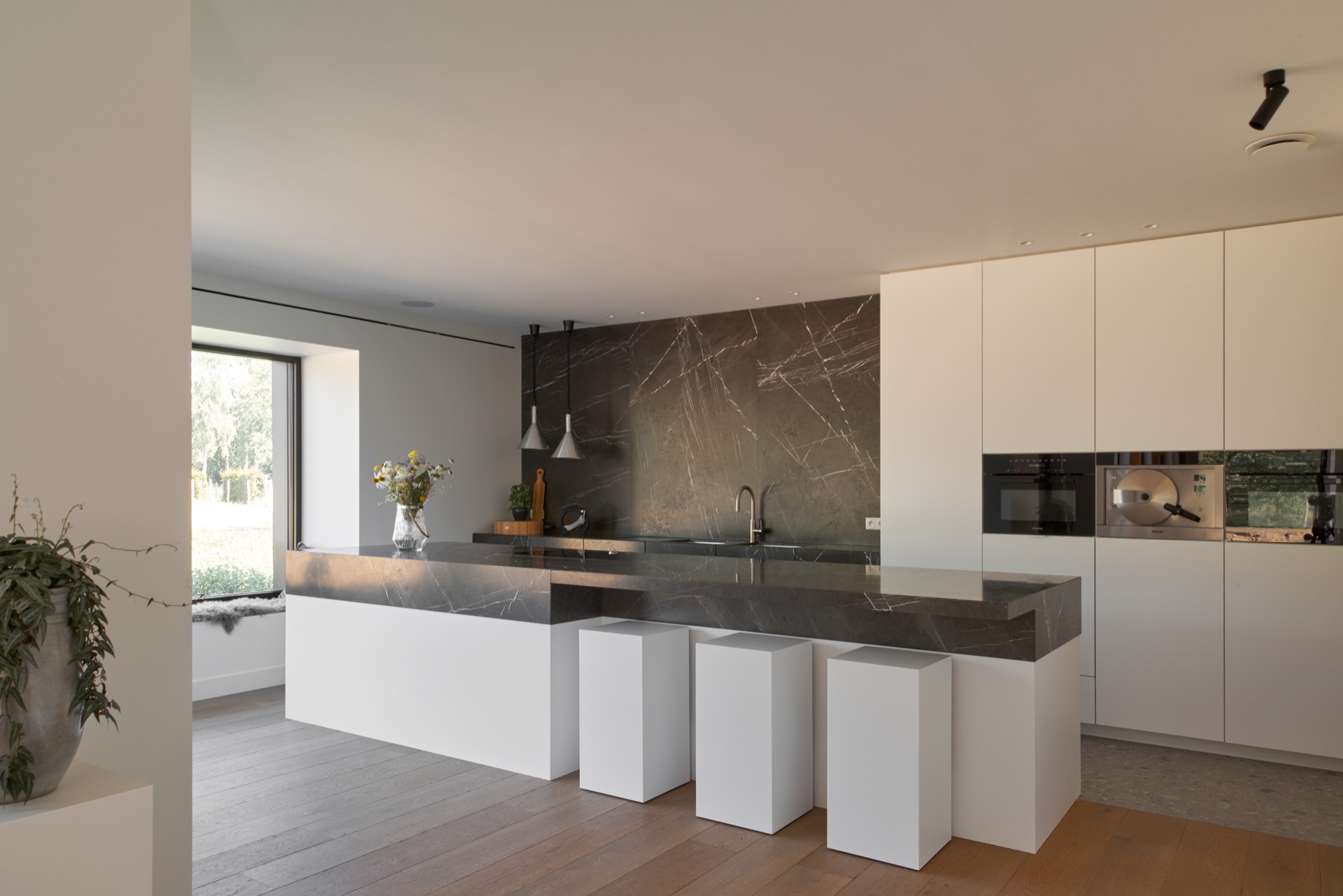 Design cucina in marmo: vista della cucina con piani in marmo e armadi bianchi, Luxury, Design, Exclusive, Modern, Custom Made, Special, Beautiful