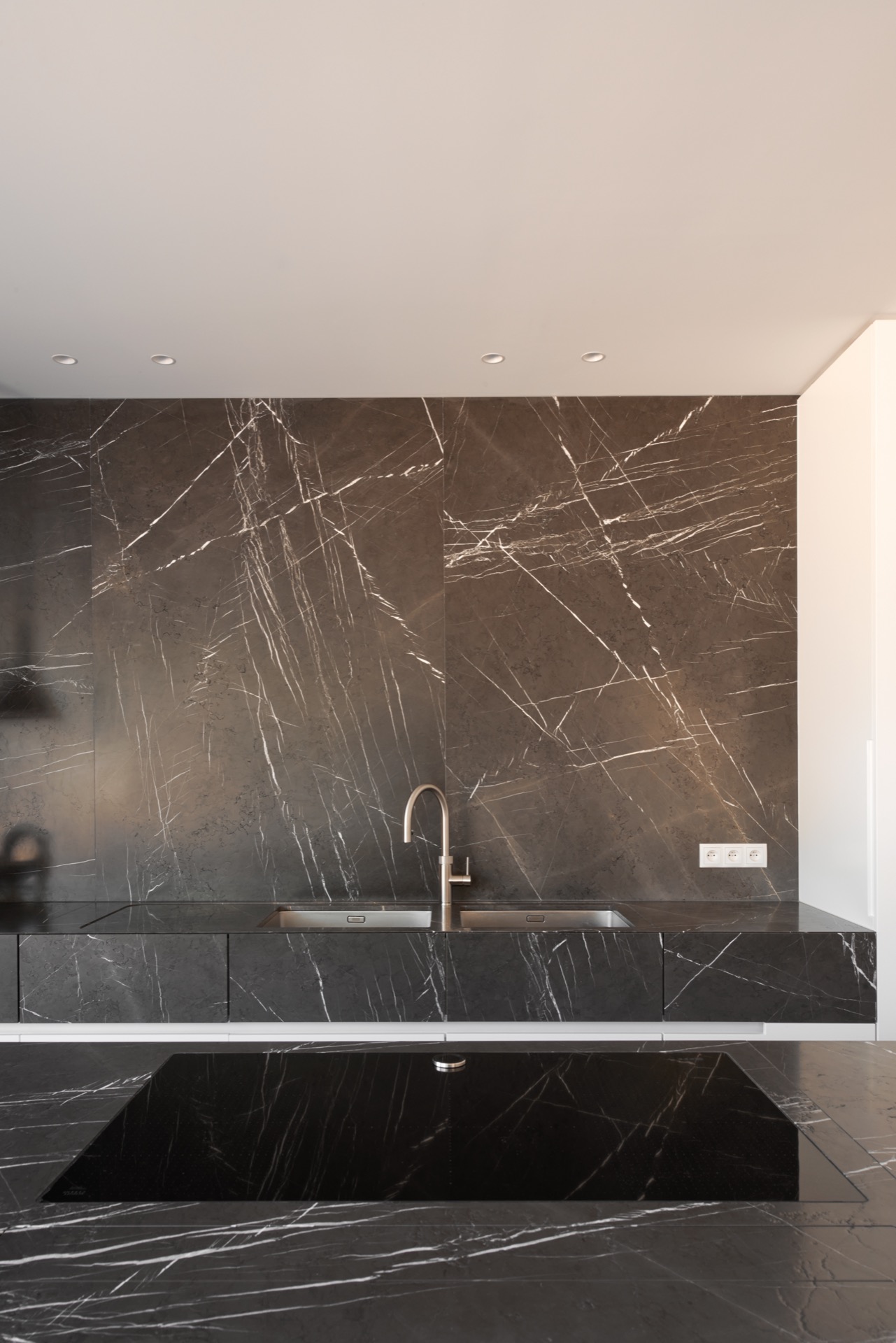 Design cucina in marmo: doppio lavello incassato in acciaio inossidabile e miscelatore elegante in cucina moderna, Luxury, Design, Exclusive, Modern, Custom Made, Special, Beautiful