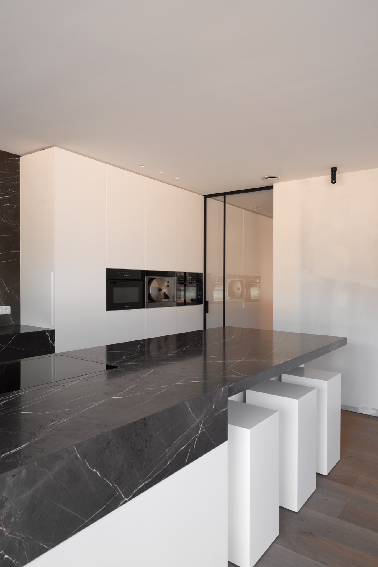 Design cucina in marmo: piano in marmo scuro con armadi bianchi in una cucina, Luxury, Design, Exclusive, Modern, Custom Made, Special, Beautiful