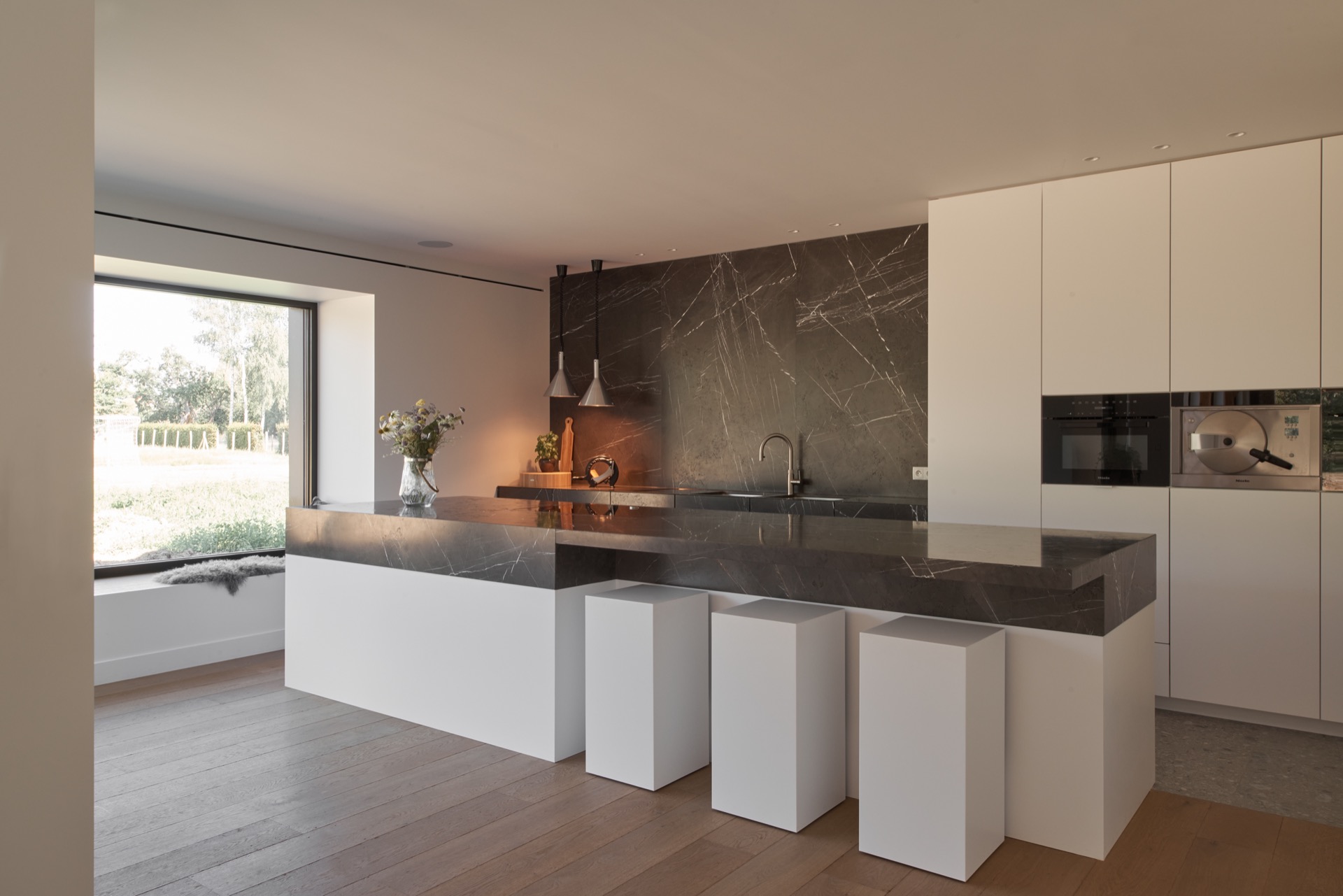 Design cucina in marmo: cucina moderna con piano in marmo e armadi bianchi minimalisti, Luxury, Design, Exclusive, Modern, Custom Made, Special, Beautiful