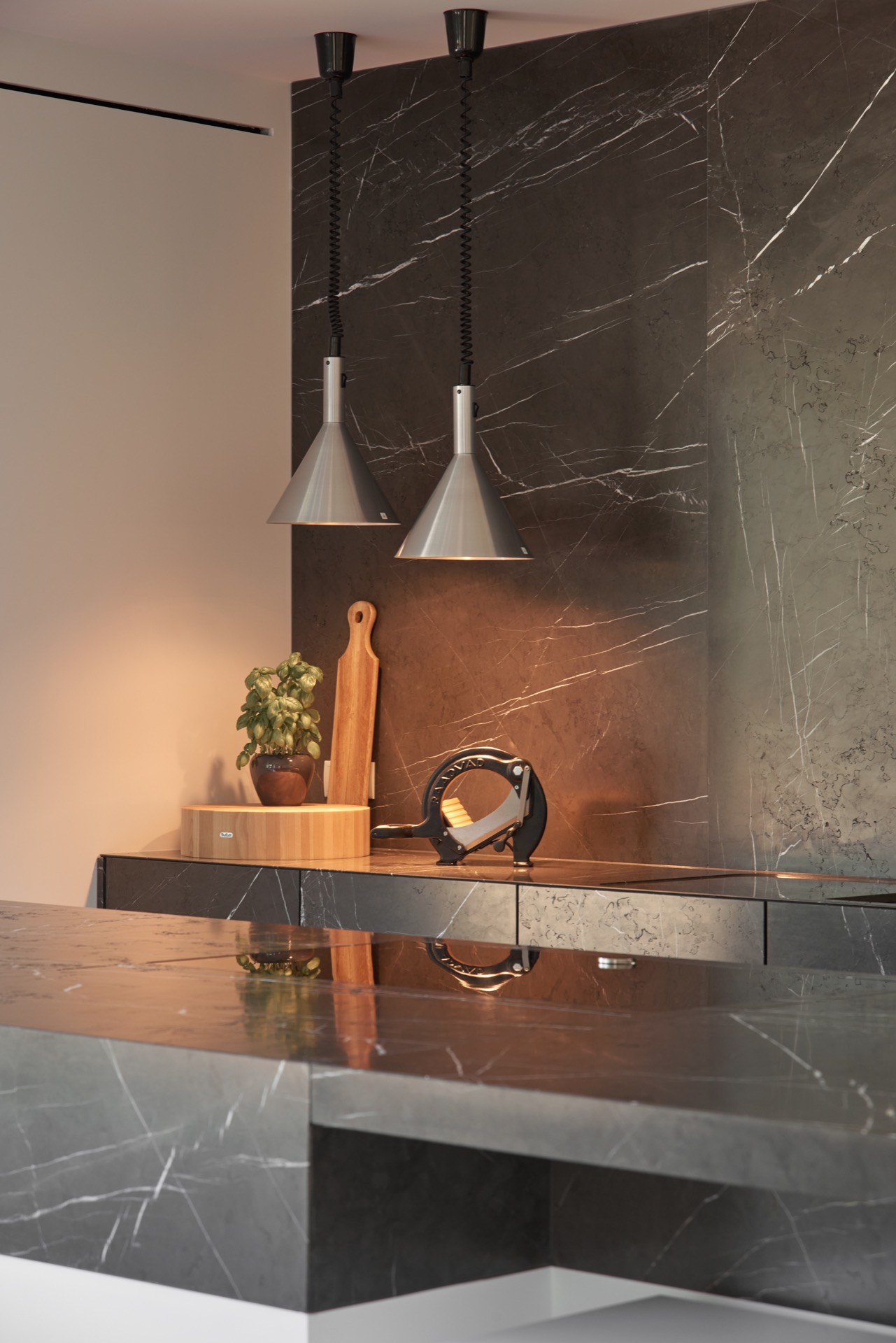 Design cucina in marmo: parete in marmo illuminata e piano lavoro nella cucina moderna, Luxury, Design, Exclusive, Modern, Custom Made, Special, Beautiful