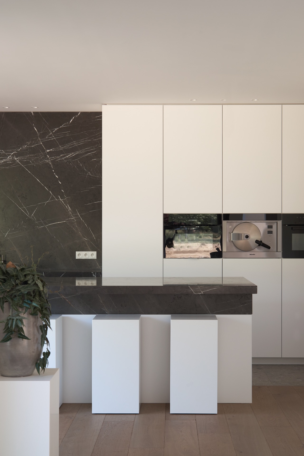 Design cucina in marmo: fronte in marmo scuro in cucina moderna., Luxury, Design, Exclusive, Modern, Custom Made, Special, Beautiful