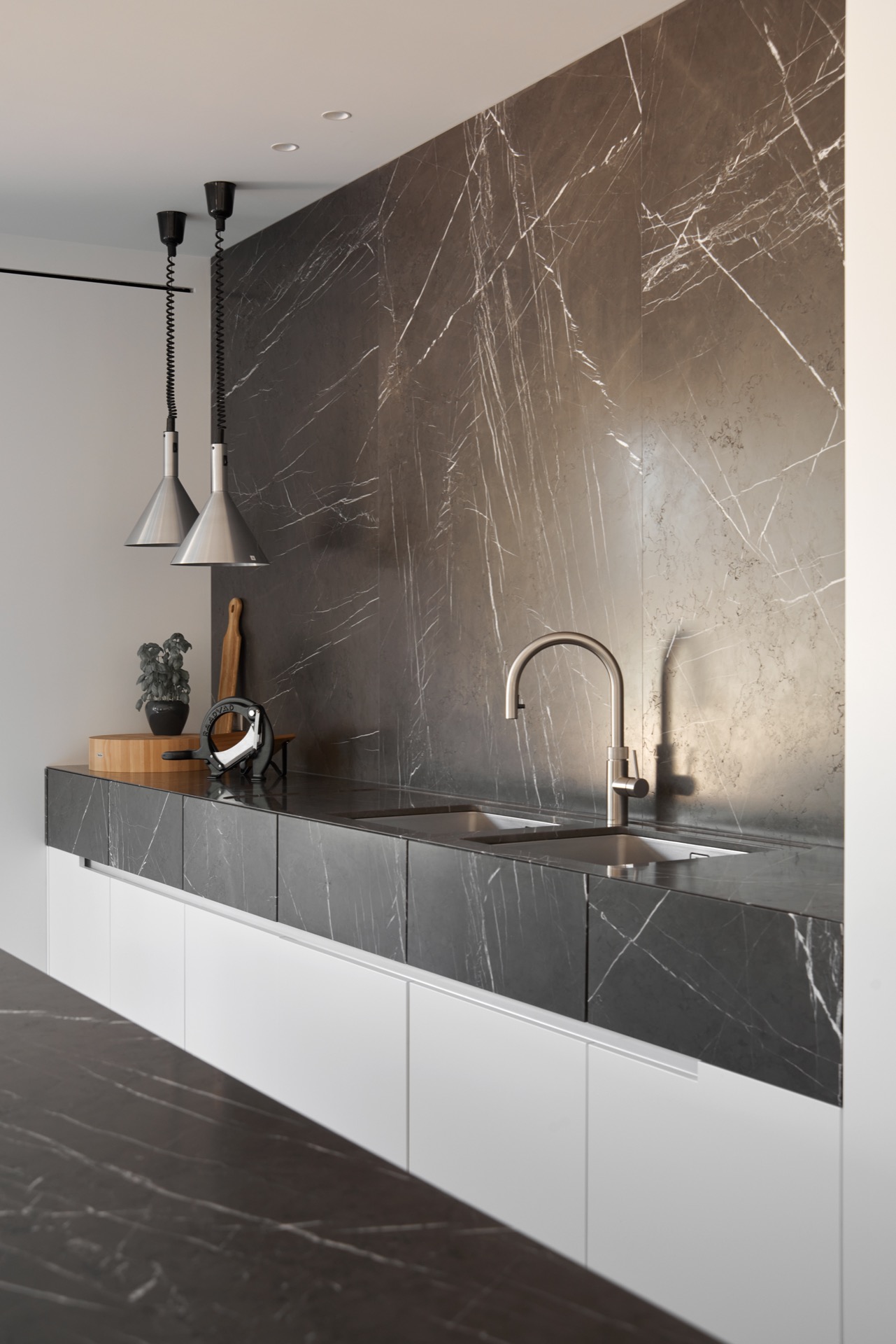 Design cucina in marmo: cucina moderna con paraschizzi e piano in marmo grigio, elegante e minimalista., Luxury, Design, Exclusive, Modern, Custom Made, Special, Beautiful