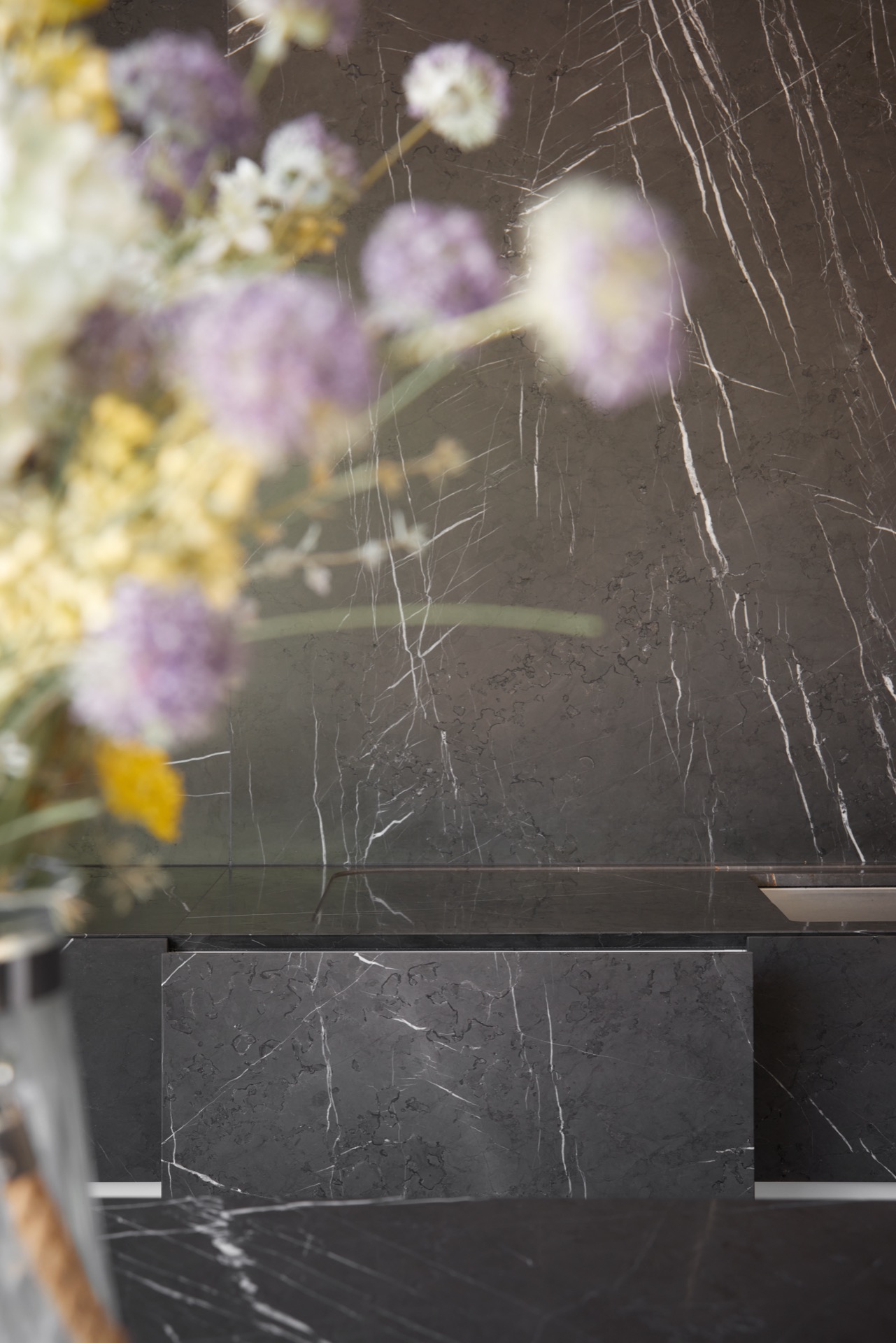Design cucina in marmo: dettaglio del tavolo in marmo nero con venature bianche, Luxury, Design, Exclusive, Modern, Custom Made, Special, Beautiful