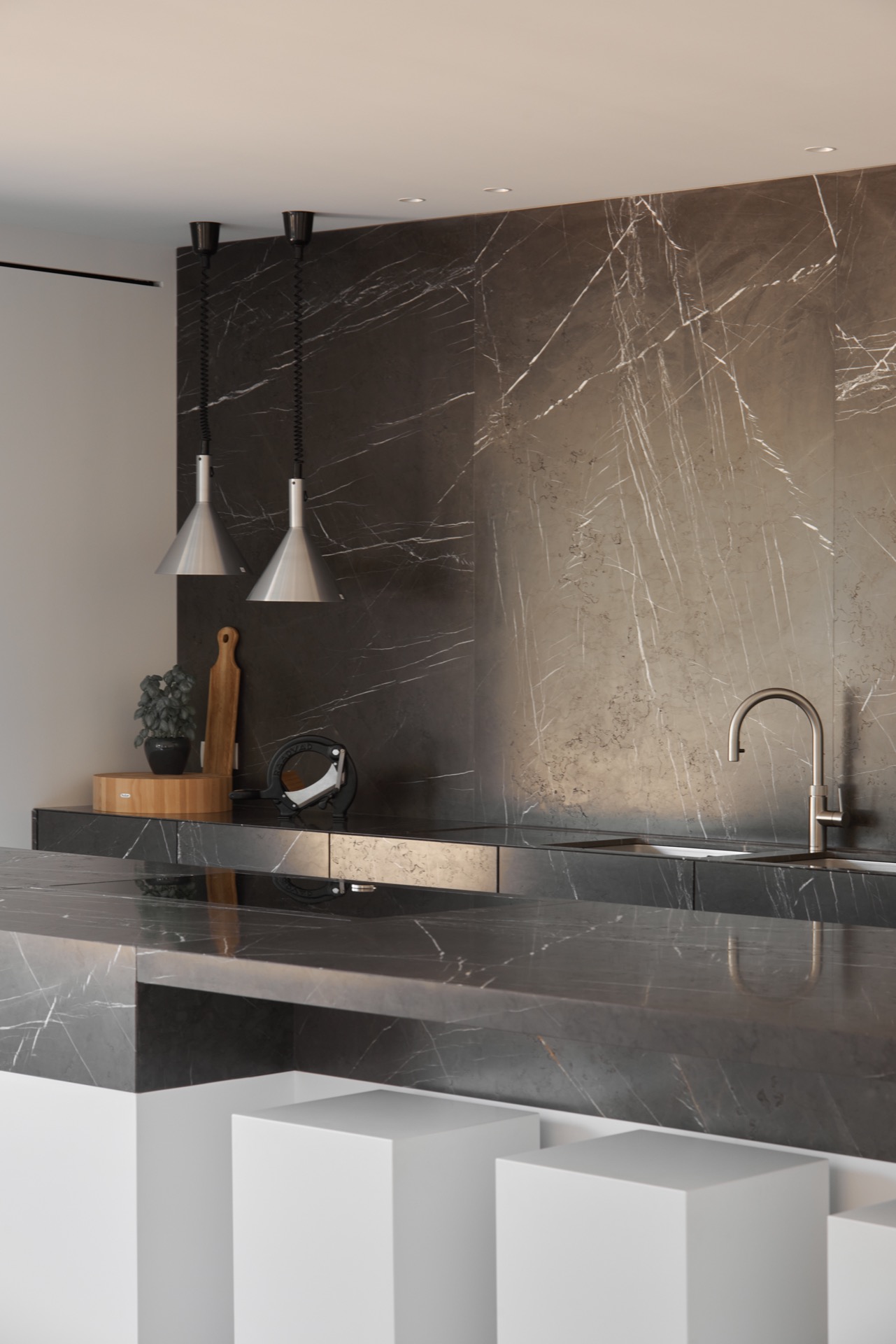 Design cucina in marmo: cucina moderna con piano in marmo e rubinetti in acciaio inossidabile nero, Luxury, Design, Exclusive, Modern, Custom Made, Special, Beautiful