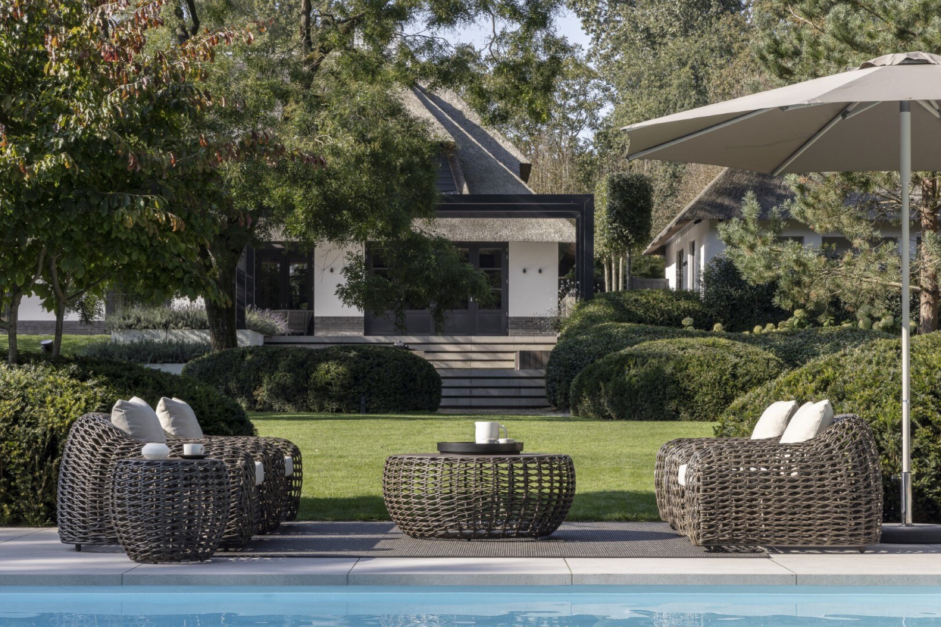 arredo da giardino: sedie di vimini con cuscini bianchi vicino alla piscina, spazio esterno moderno, Luxury, Design, Exclusive, Modern, Custom Made, Special, Beautiful