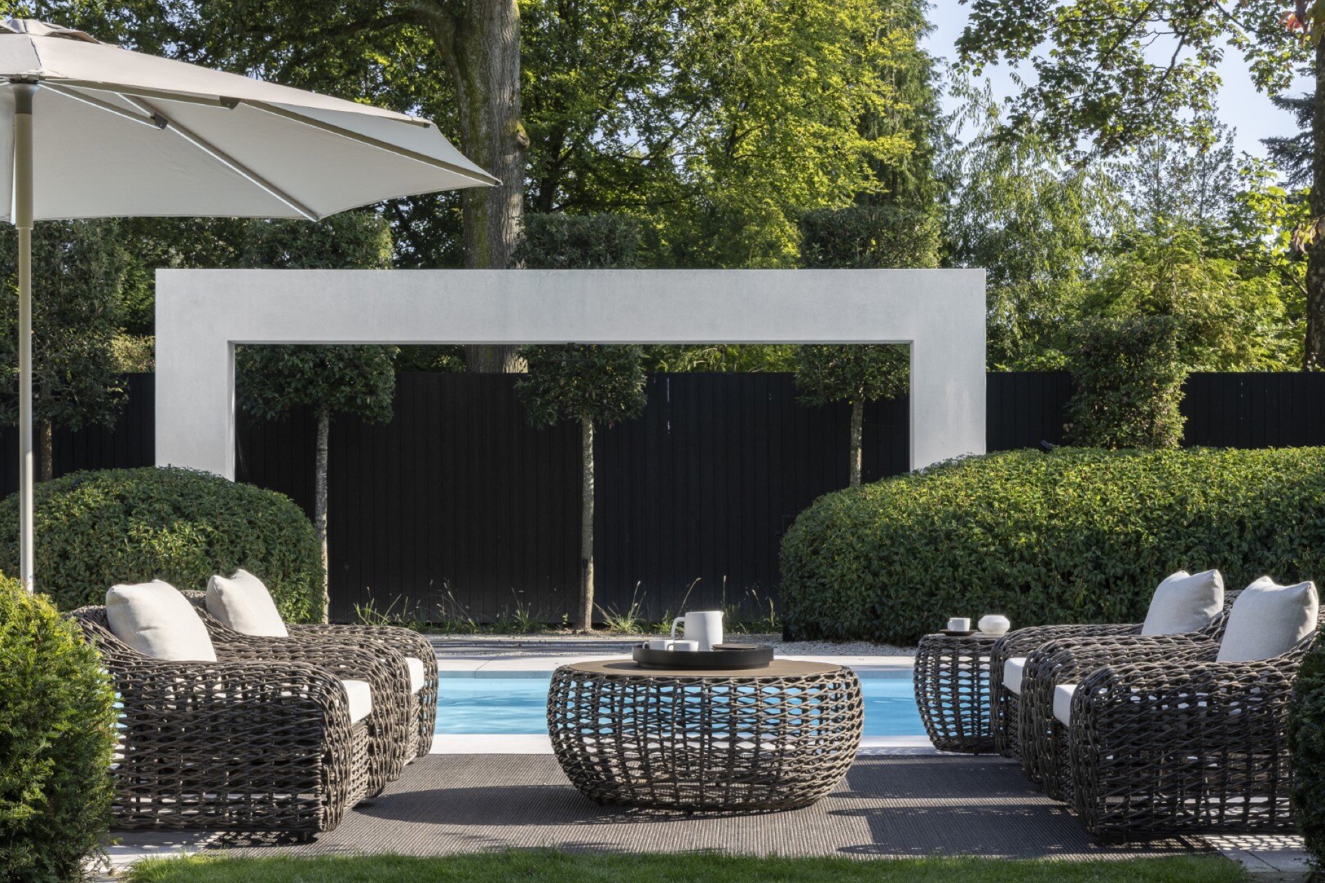 arredo da giardino: sedie di vimini con cuscini sotto ombrellone nel giardino, Luxury, Design, Exclusive, Modern, Custom Made, Special, Beautiful