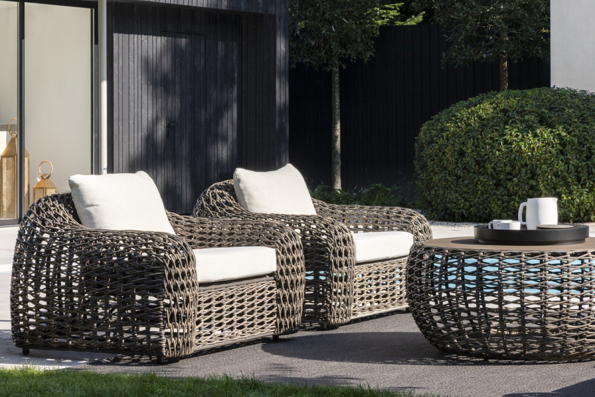 arredo da giardino: tavolino in vimini con vassoio e tazze nello spazio esterno, Luxury, Design, Exclusive, Modern, Custom Made, Special, Beautiful