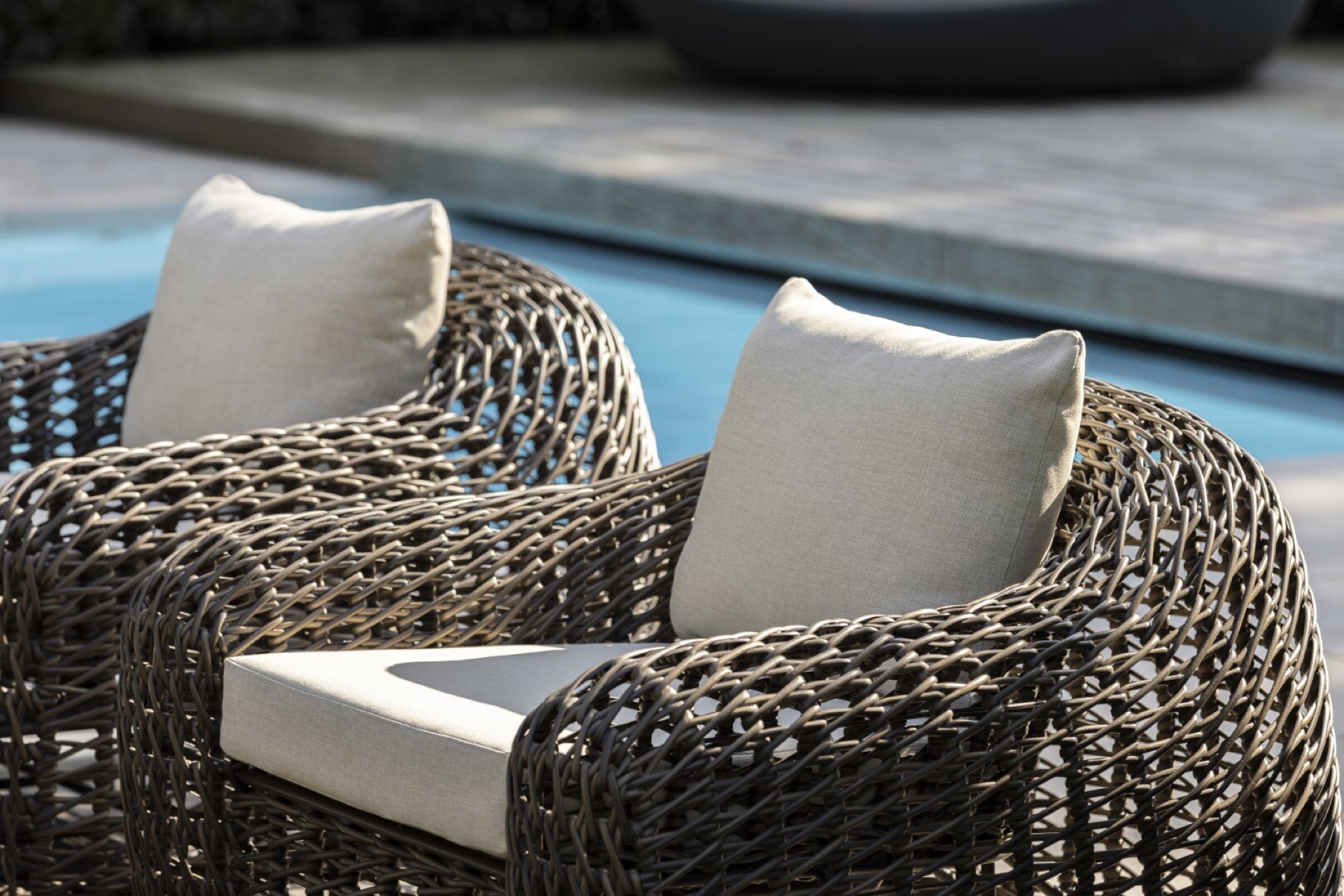 arredo da giardino: dettaglio di mobile in vimini con cuscino, dettagli del motivo intrecciato, Luxury, Design, Exclusive, Modern, Custom Made, Special, Beautiful