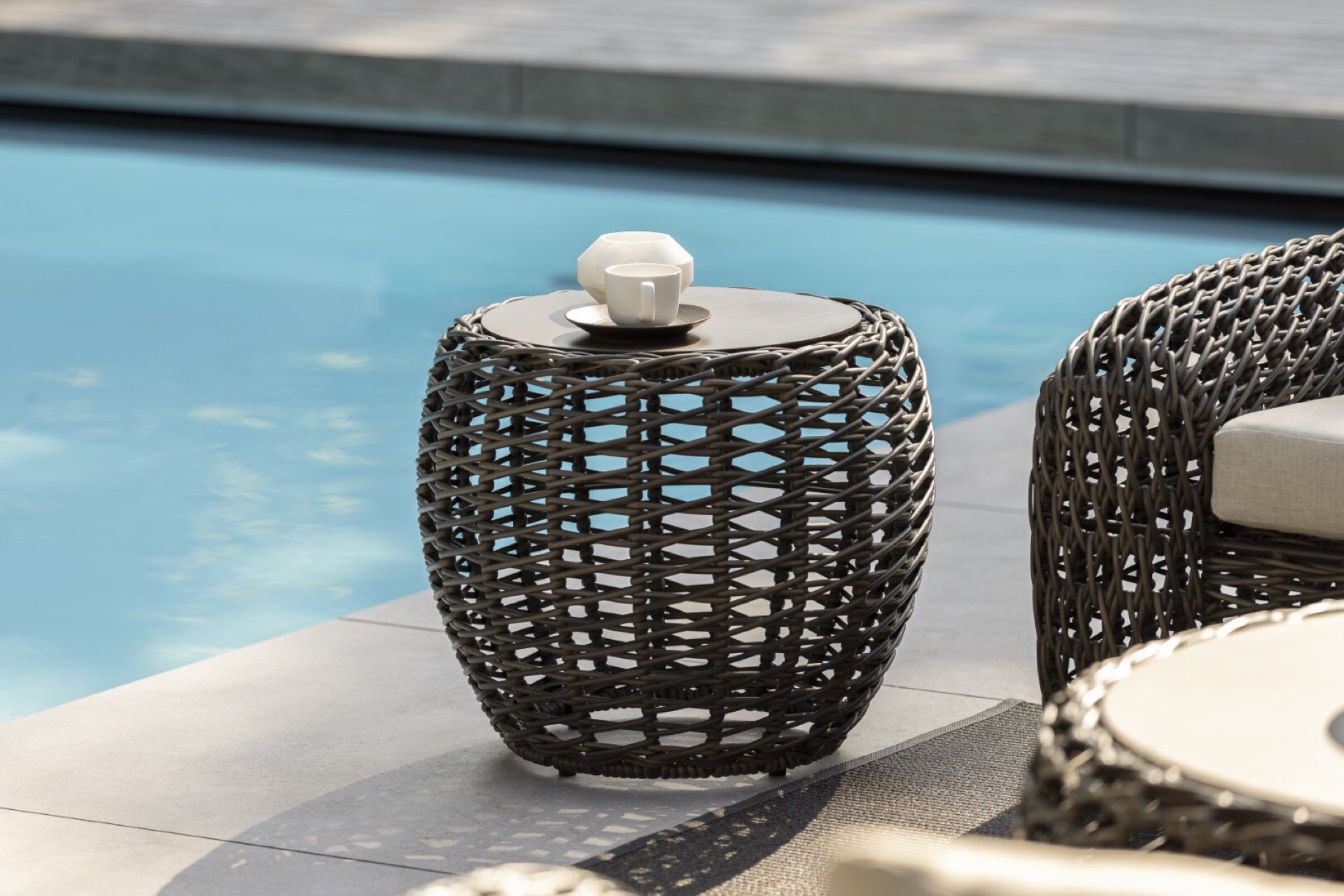 arredo da giardino: tavolino in vimini con servizio caffè e tè nello spazio esterno, Luxury, Design, Exclusive, Modern, Custom Made, Special, Beautiful