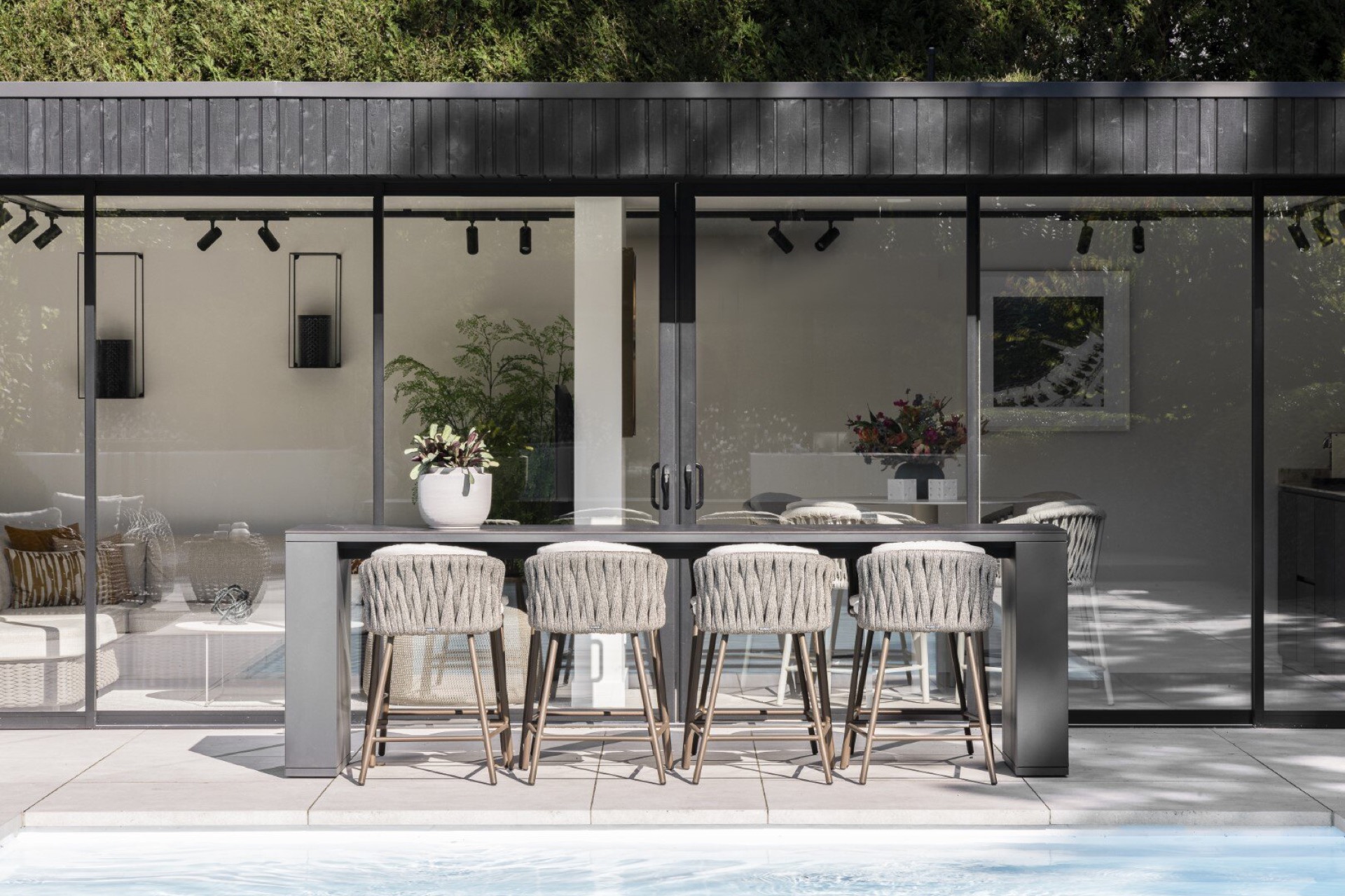 arredamento giardino moderno: set di arredamento da esterno moderno con tavolo in legno e grande ombrellone, Luxury, Design, Exclusive, Modern, Custom Made, Special, Beautiful