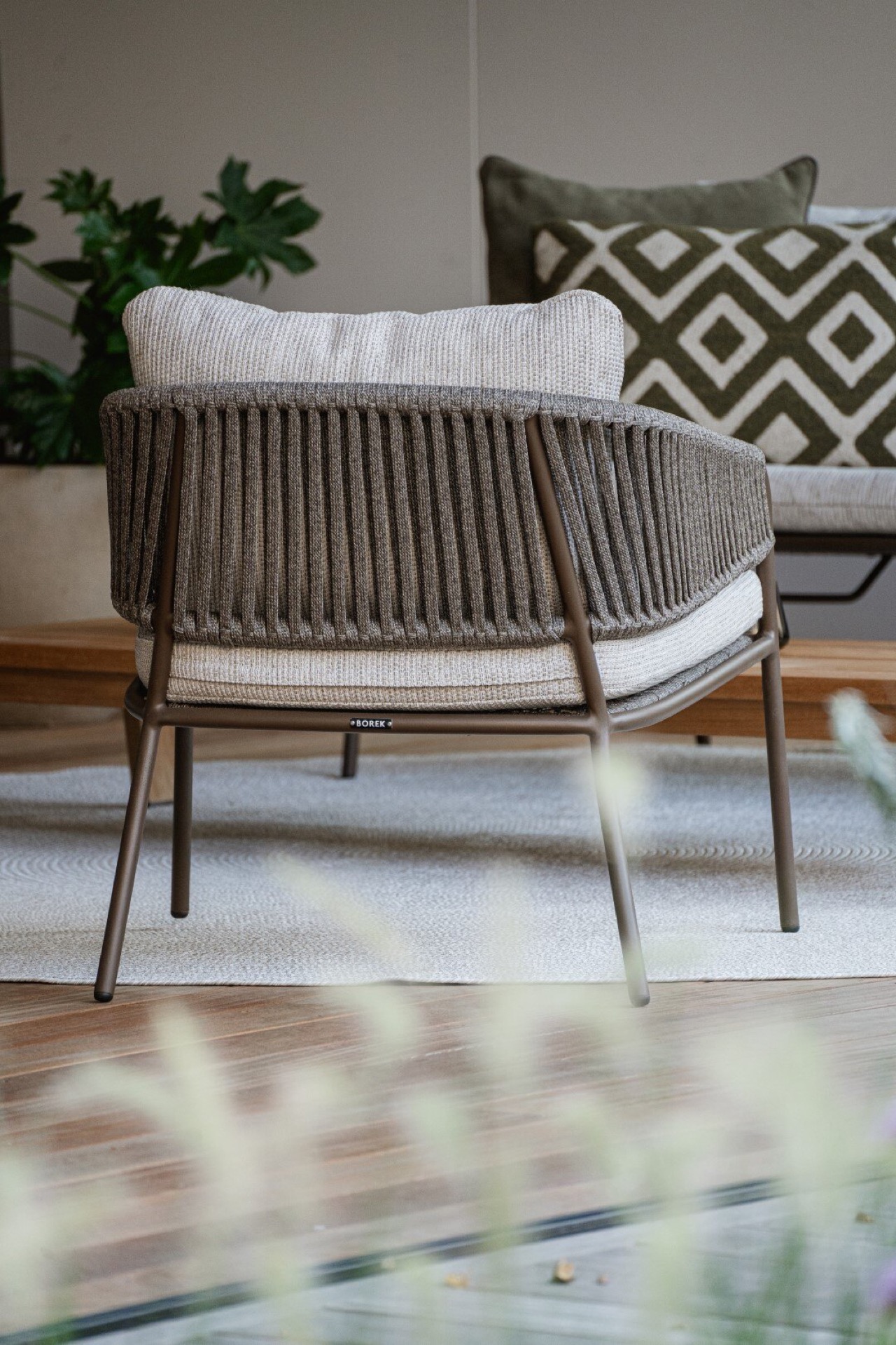 mobili da esterno moderni: seduta con cuscini e vista sul giardino, pavimento in legno, grande finestra in vetro., Luxury, Design, Exclusive, Modern, Custom Made, Special, Beautiful