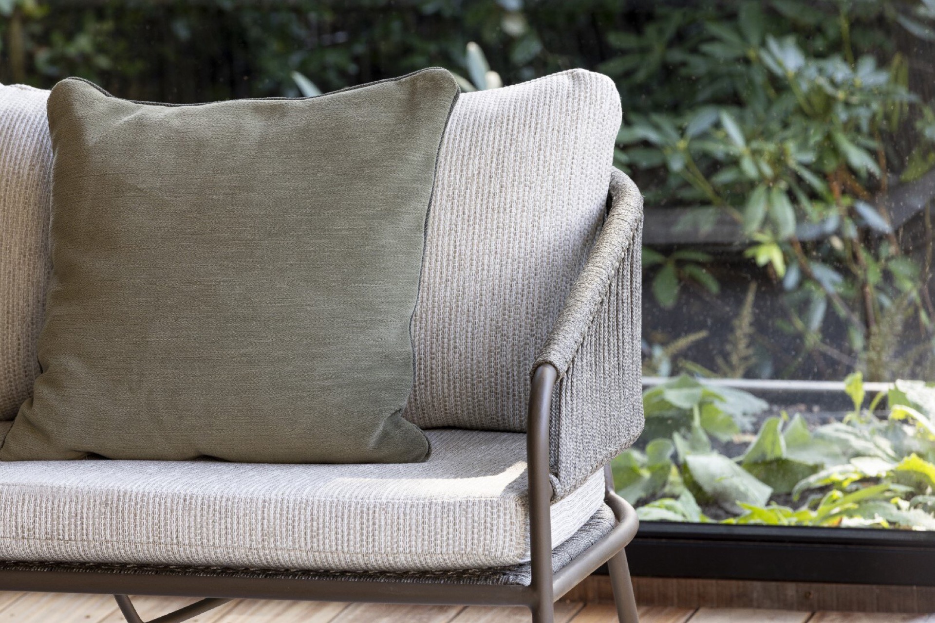 mobili da esterno moderni: tavolino e sedie con vista sul giardino, pavimento in legno, grandi finestre di vetro., Luxury, Design, Exclusive, Modern, Custom Made, Special, Beautiful