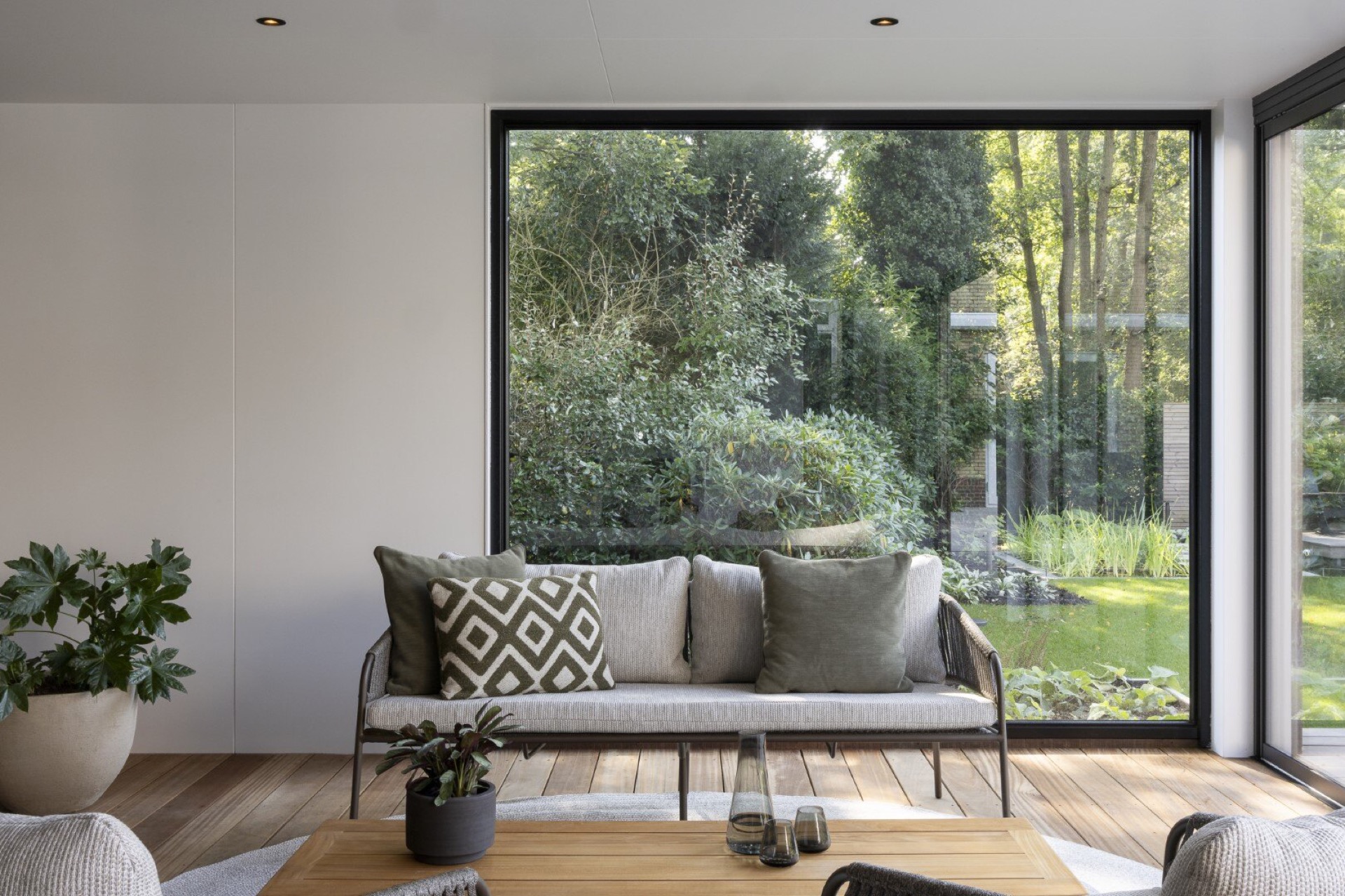 mobili da esterno moderni: pavimento in legno e vista sul giardino dalla sala, grandi finestre in vetro., Luxury, Design, Exclusive, Modern, Custom Made, Special, Beautiful
