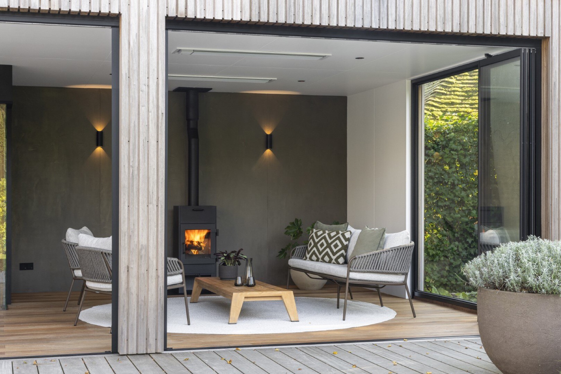 mobili da esterno moderni: zona lounge moderna con divani e vista sul giardino, pavimento in legno, grandi vetrate., Luxury, Design, Exclusive, Modern, Custom Made, Special, Beautiful