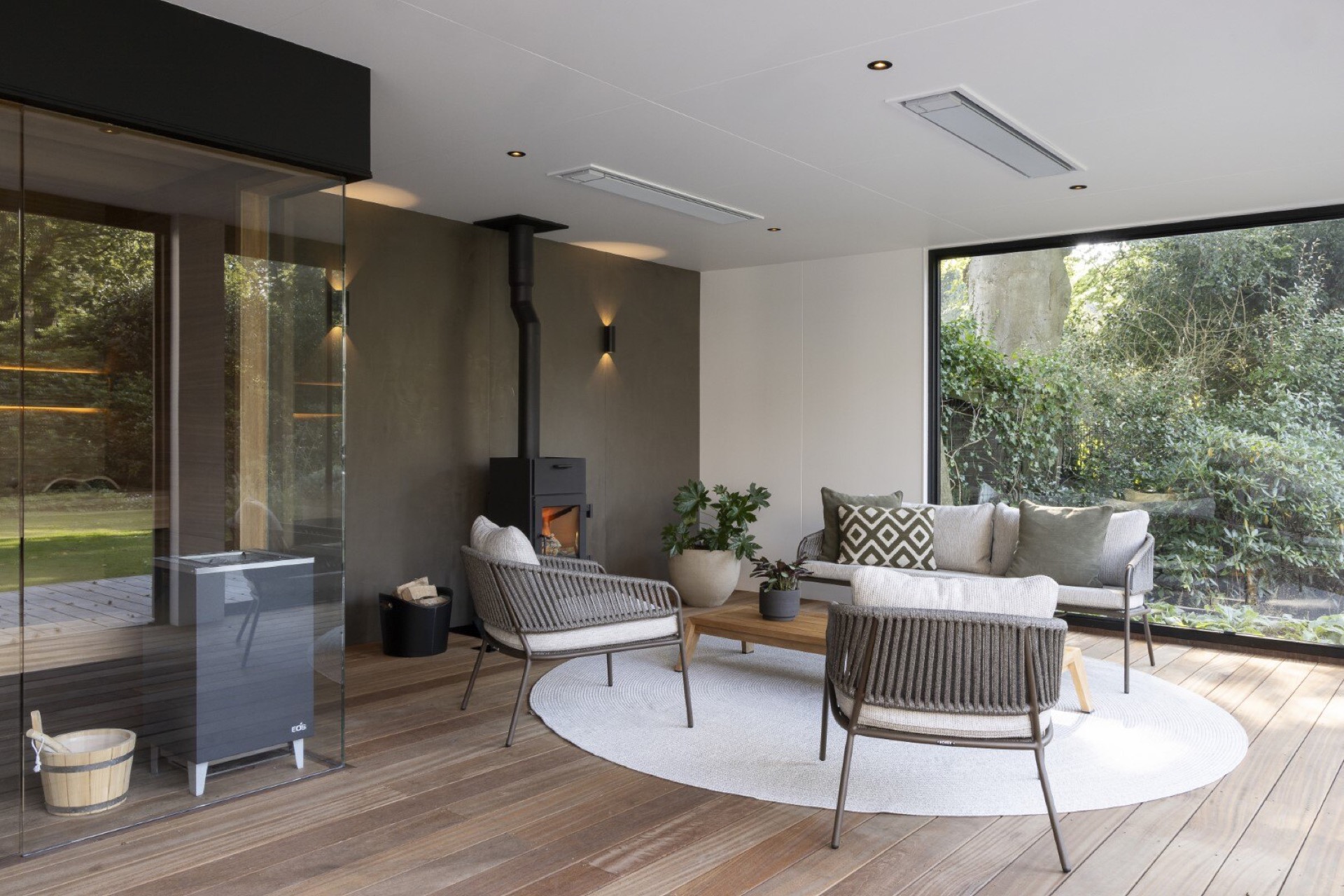 mobili da esterno moderni: pavimento in legno e vista sul giardino dalla sala, grandi finestre in vetro., Luxury, Design, Exclusive, Modern, Custom Made, Special, Beautiful