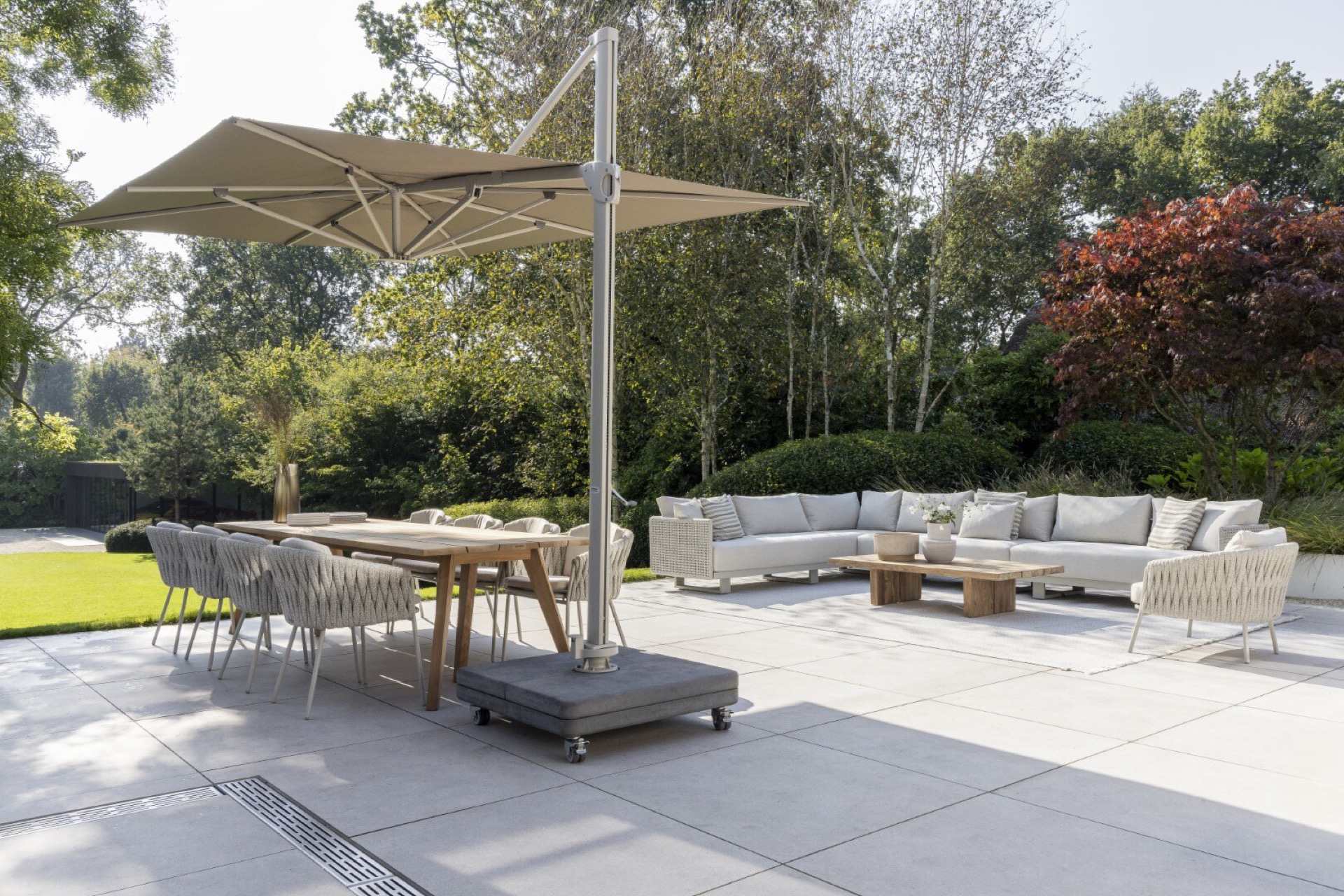 mobili da giardino modulari: divano modulare da esterni con cuscini bianchi e grigi in giardino., Luxury, Design, Exclusive, Modern, Custom Made, Special, Beautiful