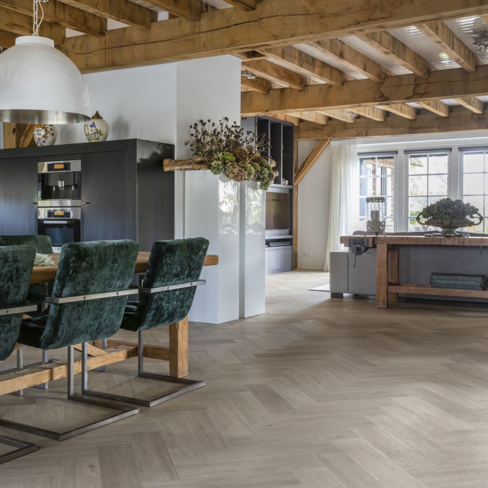 pavimento in vinile a spina di pesce: Interno di una casa di campagna con soffitto in legno e ., Luxury, Design, Exclusive, Modern, Custom Made, Special, Beautiful