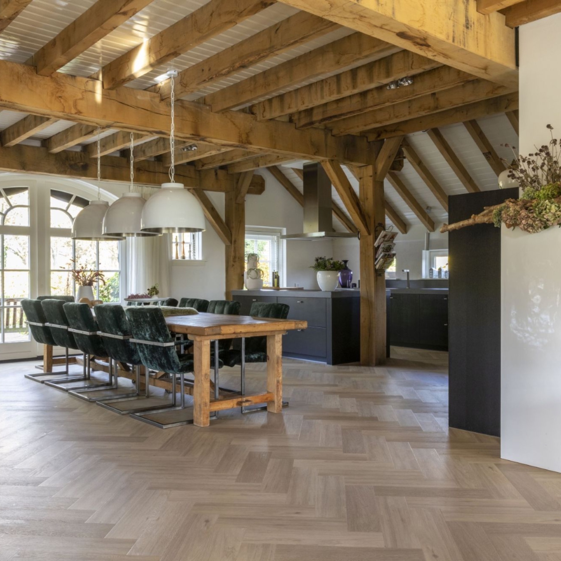 pavimento in vinile a spina di pesce: Sala da pranzo rustica con travi in legno, e sedie moderne., Luxury, Design, Exclusive, Modern, Custom Made, Special, Beautiful