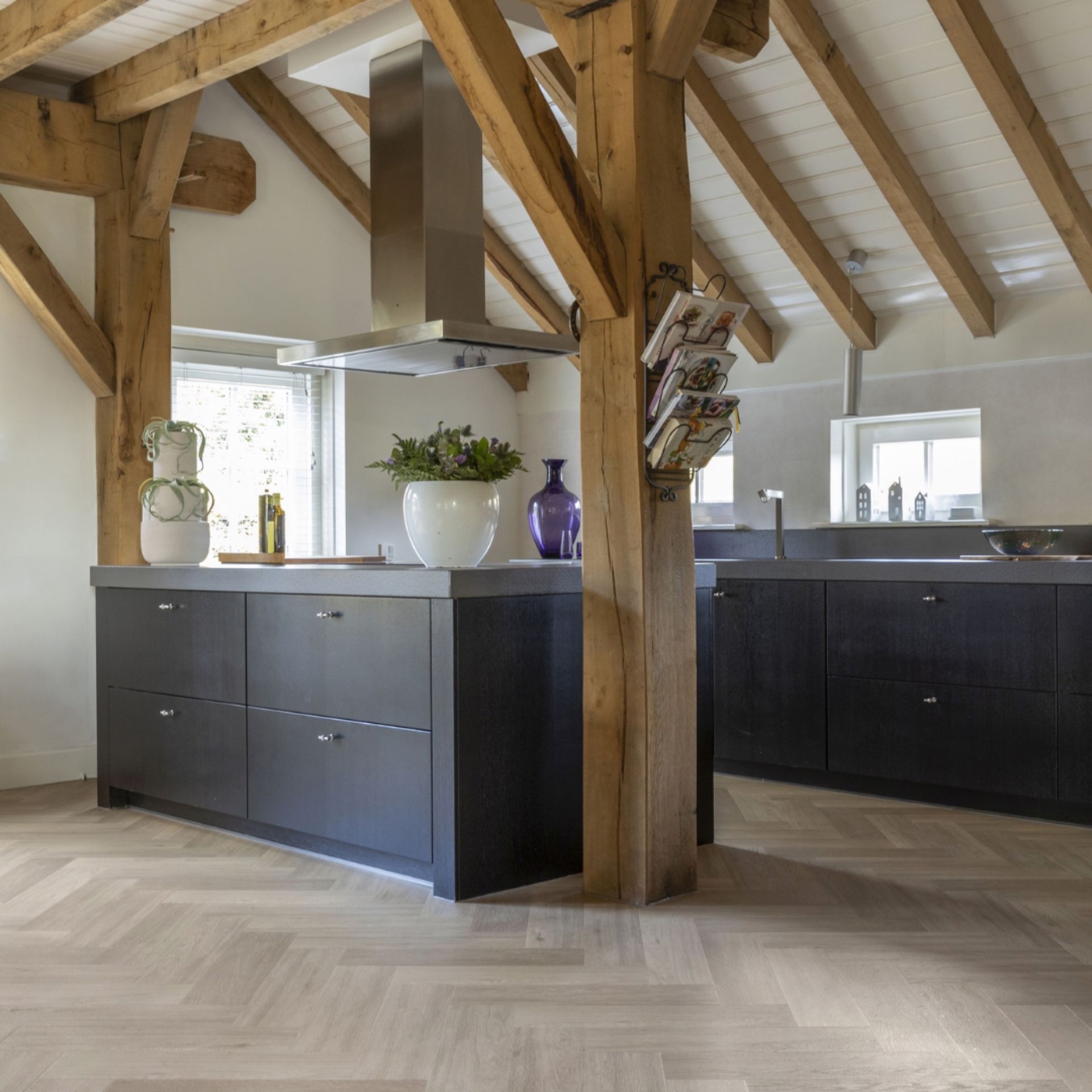 pavimento in vinile a spina di pesce: soggiorno con soffitto in legno e pavimento a spina di pesce, area salotto e grandi, Luxury, Design, Exclusive, Modern, Custom Made, Special, Beautiful