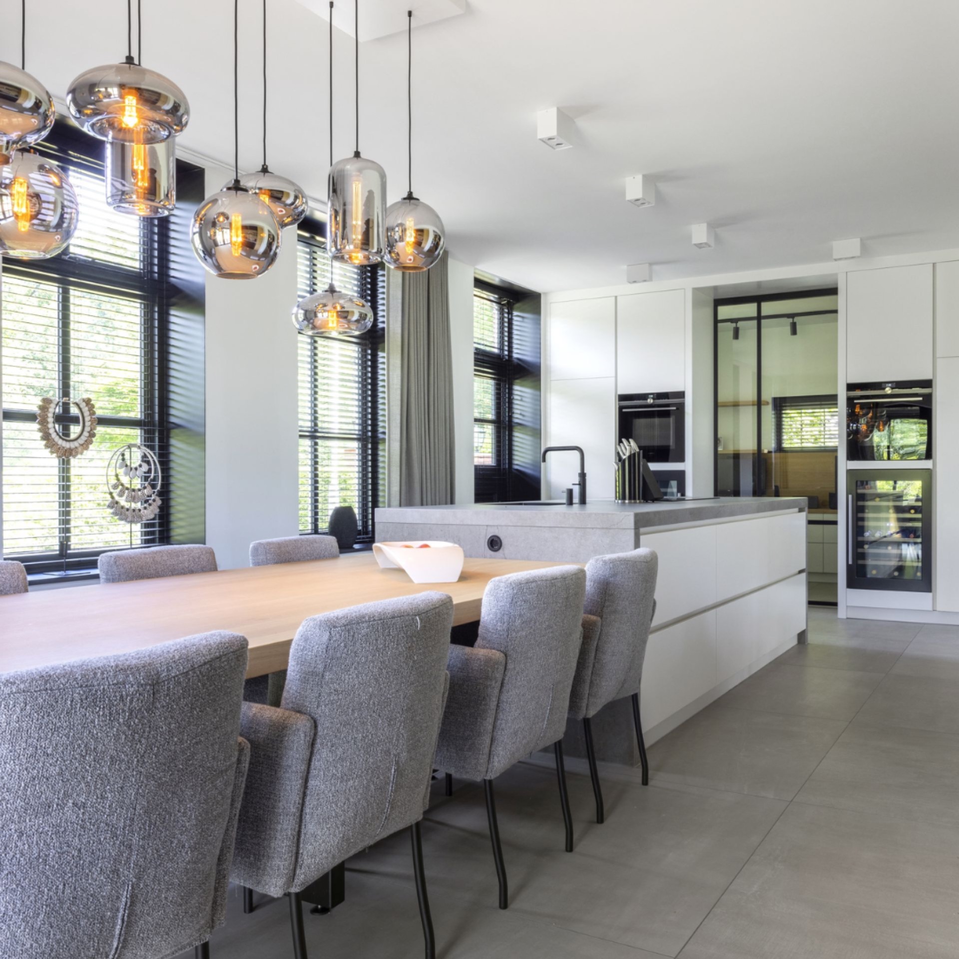 Parquet e ceramica per casa: cucina moderna con isola, pavimento in legno e lampade sospese, Luxury, Design, Exclusive, Modern, Custom Made, Special, Beautiful