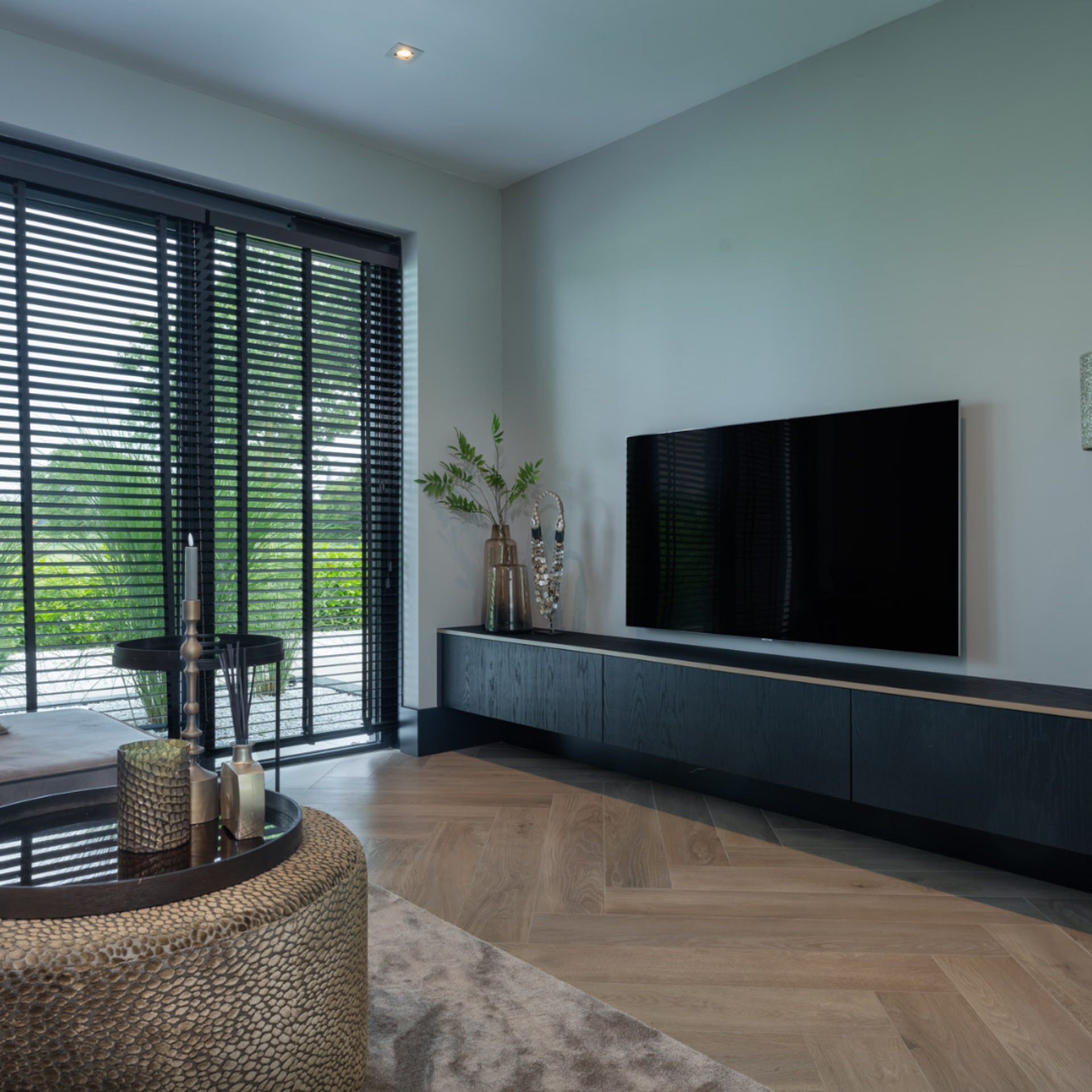 pavimento in parquet ceramico: soggiorno con grandi finestre e mobile TV moderno, Luxury, Design, Exclusive, Modern, Custom Made, Special, Beautiful