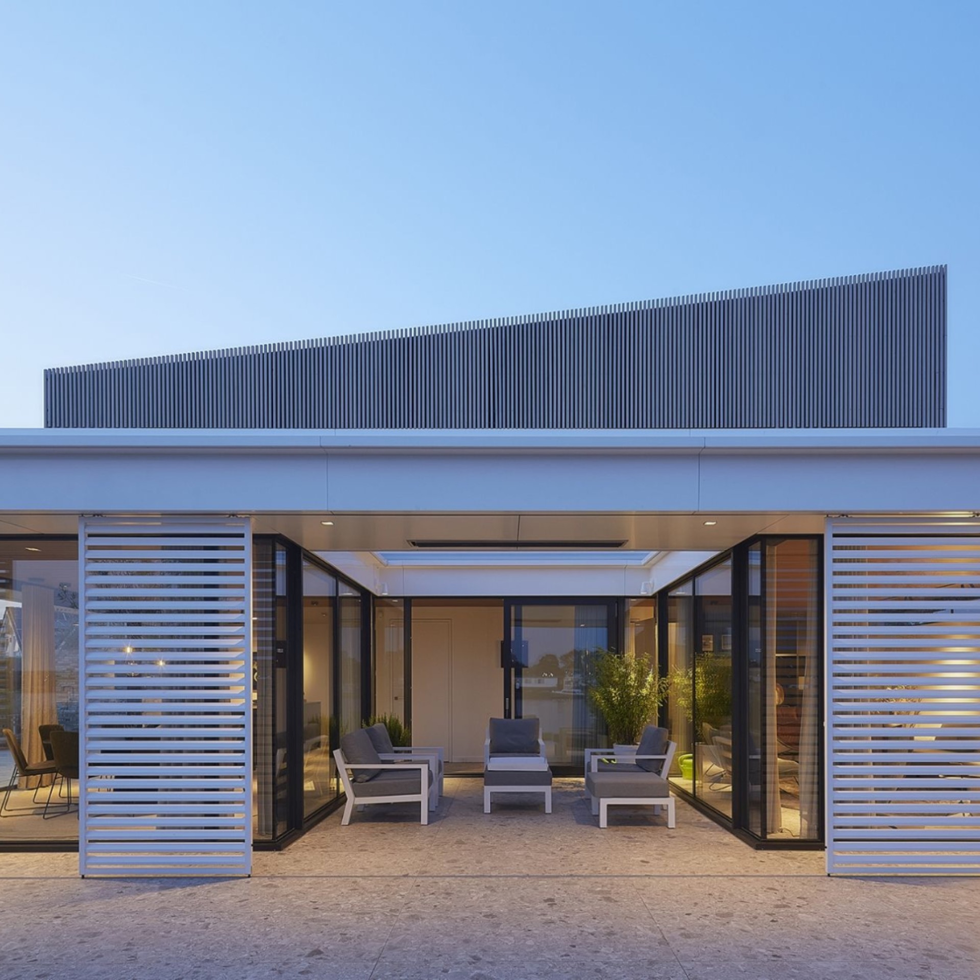 ristrutturazione casa: casa moderna con patio e vista sull'acqua, piastrelle in ceramica e grandi porte scorrevoli in vetro, Luxury, Design, Exclusive, Modern, Custom Made, Special, Beautiful