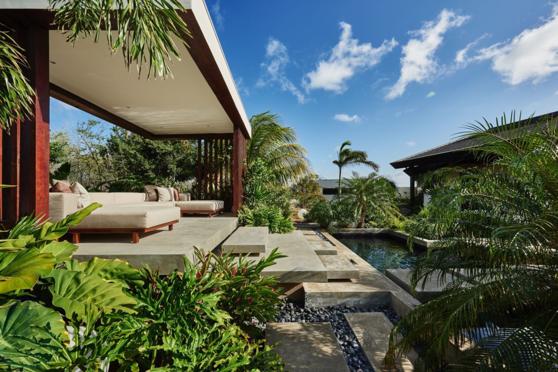 villa di lusso vista acqua: villa di lusso con portico in legno e giardino tropicale con vista sull'acqua, Luxury, Design, Exclusive, Modern, Custom Made, Special, Beautiful