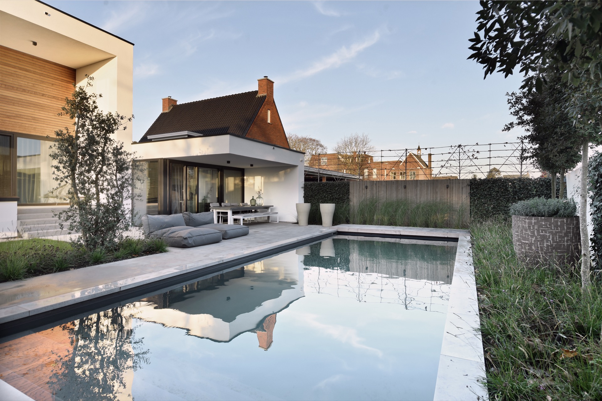 casa moderna: Vista frontale di una con giardino e piscina di sera., Luxury, Design, Exclusive, Modern, Custom Made, Special, Beautiful