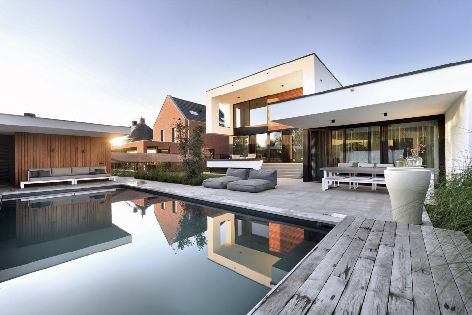 Moderne woning met kubistisch design, zwembad en