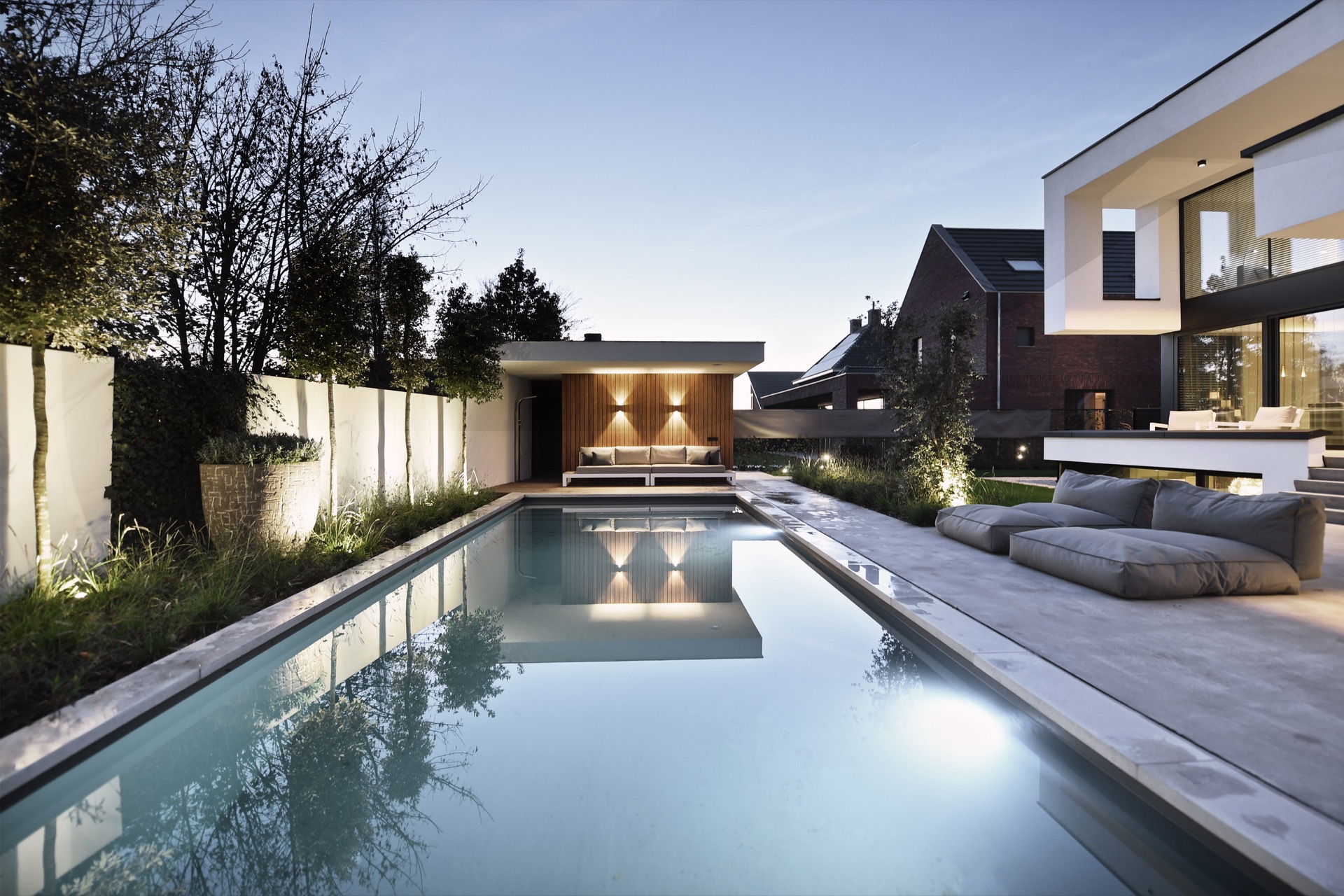 casa moderna: casa e giardino caldi e accoglienti illuminati di sera., Luxury, Design, Exclusive, Modern, Custom Made, Special, Beautiful