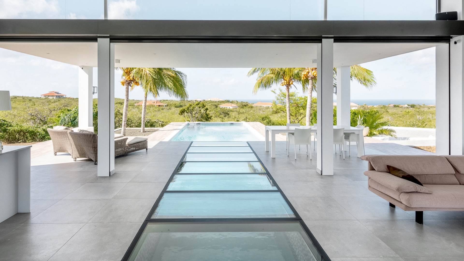 villa moderna con piscina: piscina che attraversa la casa, design senza cuciture, architettura moderna, Luxe, Design, Exclusief, Modern, Maatwerk, Bijzondere, Mooie