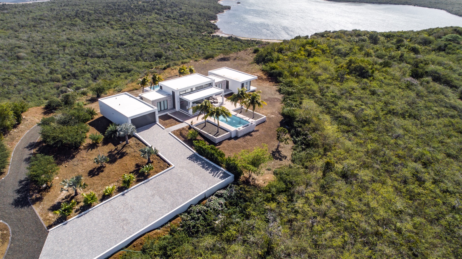 villa moderna con piscina: vista di villa di lusso con piscina, architettura moderna, ambienti verdi, Luxe, Design, Exclusief, Modern, Maatwerk, Bijzondere, Mooie