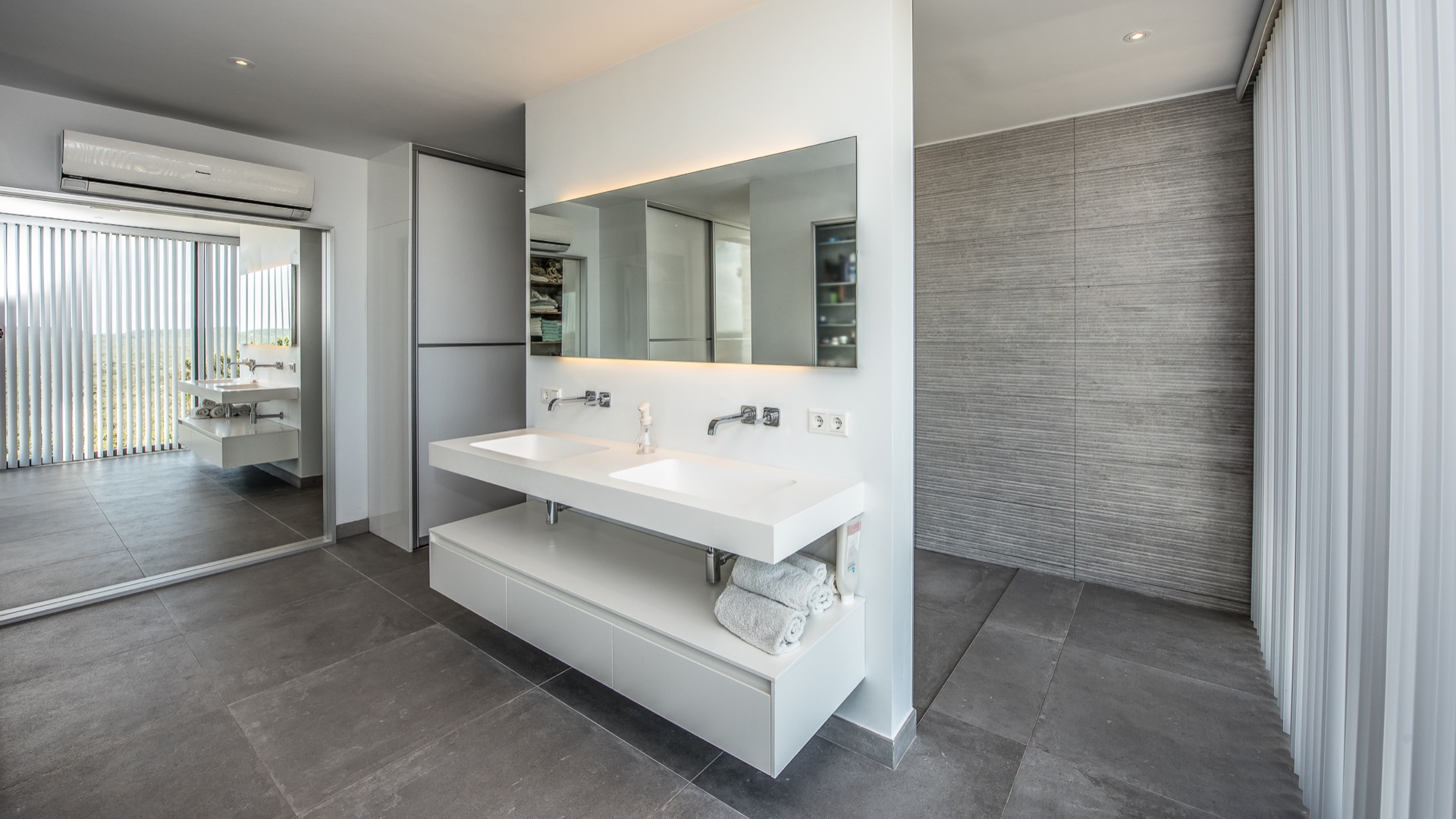 villa moderna con piscina: interno con cucina, grandi finestre, vista, design moderno, Luxe, Design, Exclusief, Modern, Maatwerk, Bijzondere, Mooie