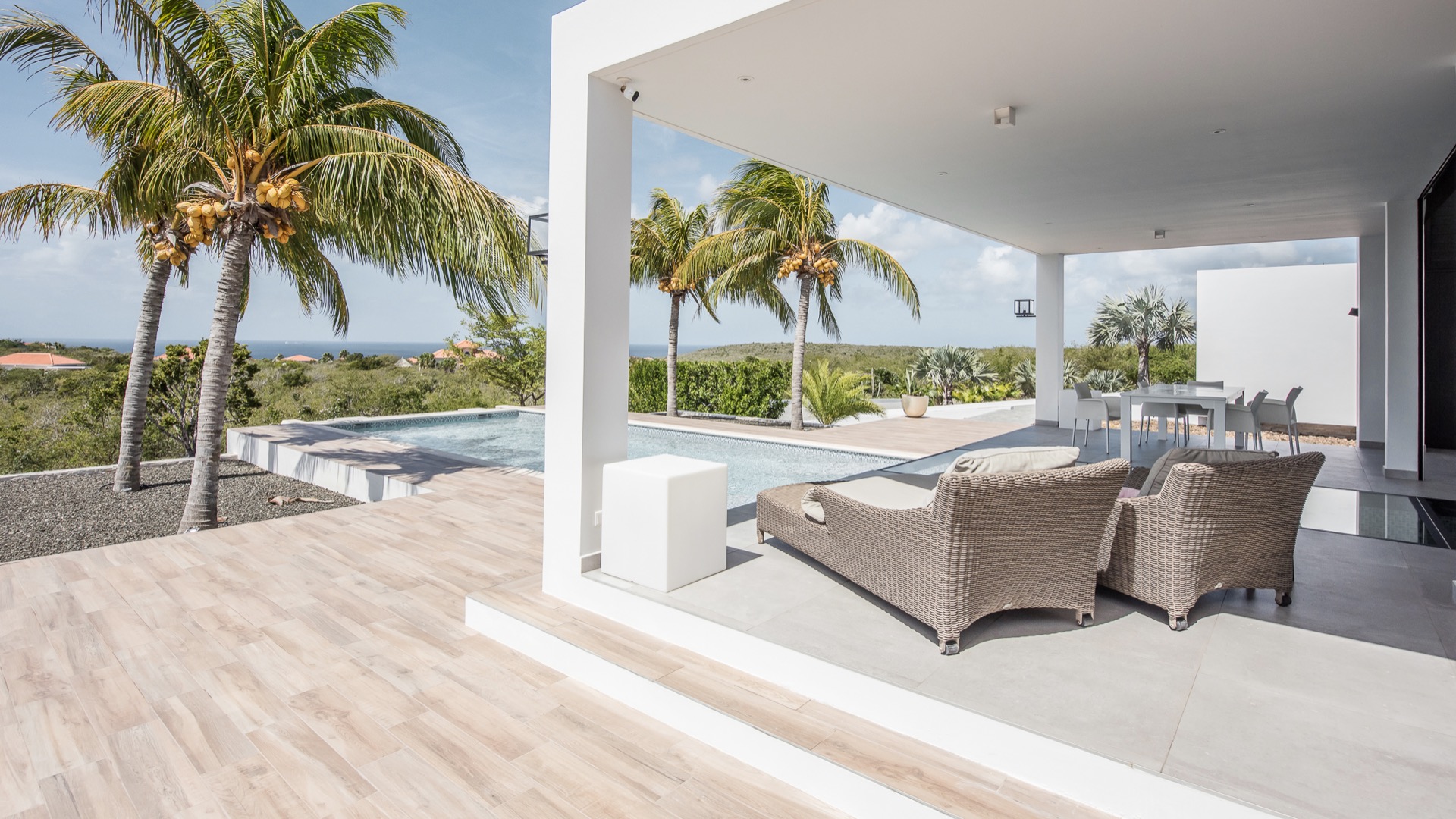 villa moderna con piscina: soggiorno con grandi finestre, vista, interno moderno, Luxe, Design, Exclusief, Modern, Maatwerk, Bijzondere, Mooie