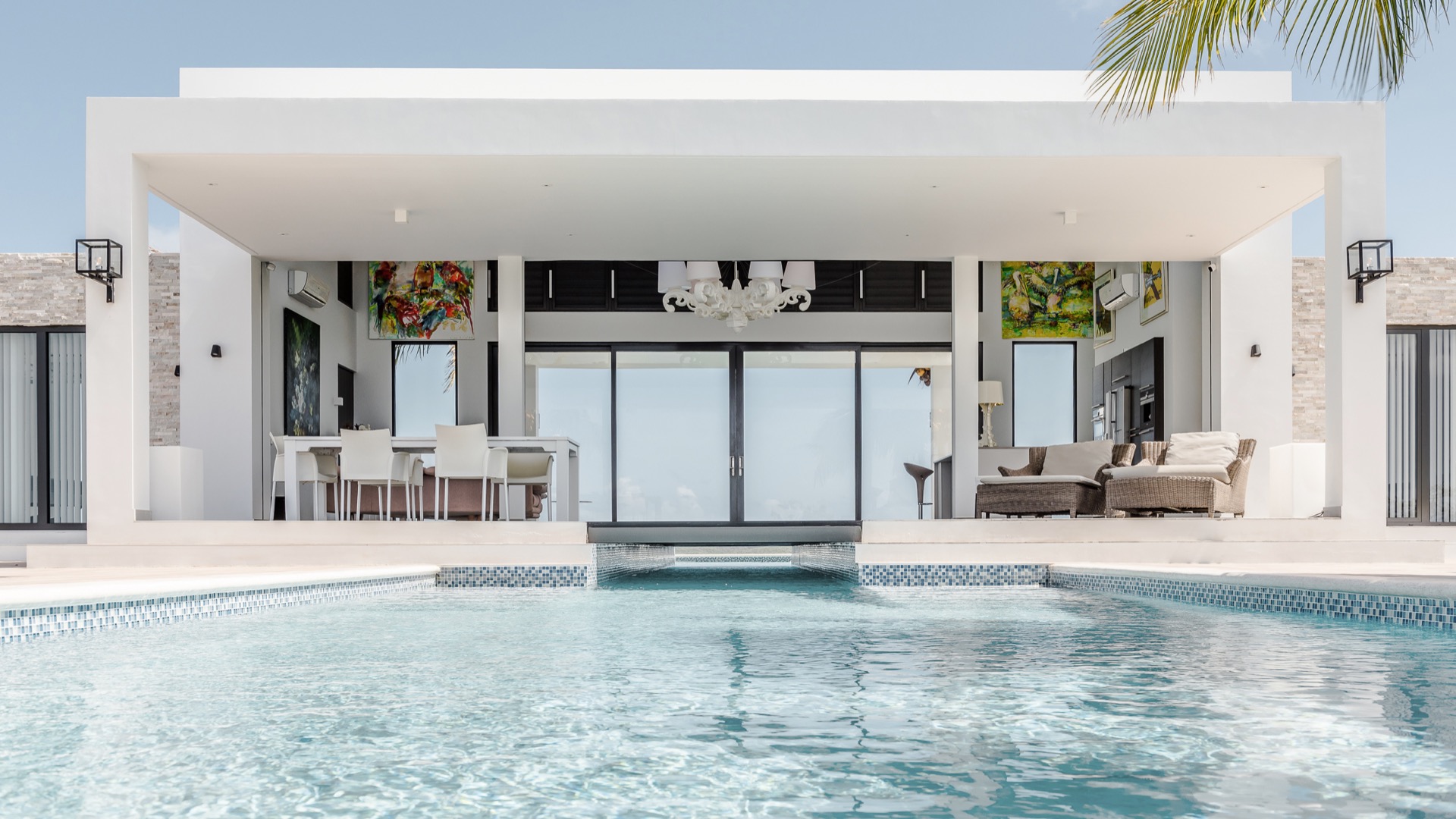 villa moderna con piscina: bagno moderno con doppio lavandino, grandi finestre, vista, Luxe, Design, Exclusief, Modern, Maatwerk, Bijzondere, Mooie