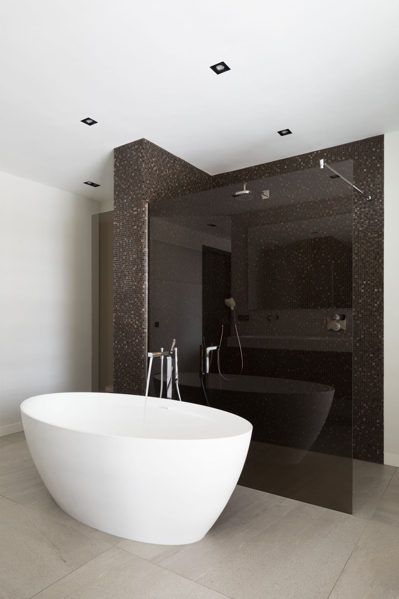 design casa moderna: bagno con vetro scuro e piastrelle scure, Luxury, Design, Exclusive, Modern, Custom Made, Special, Beautiful