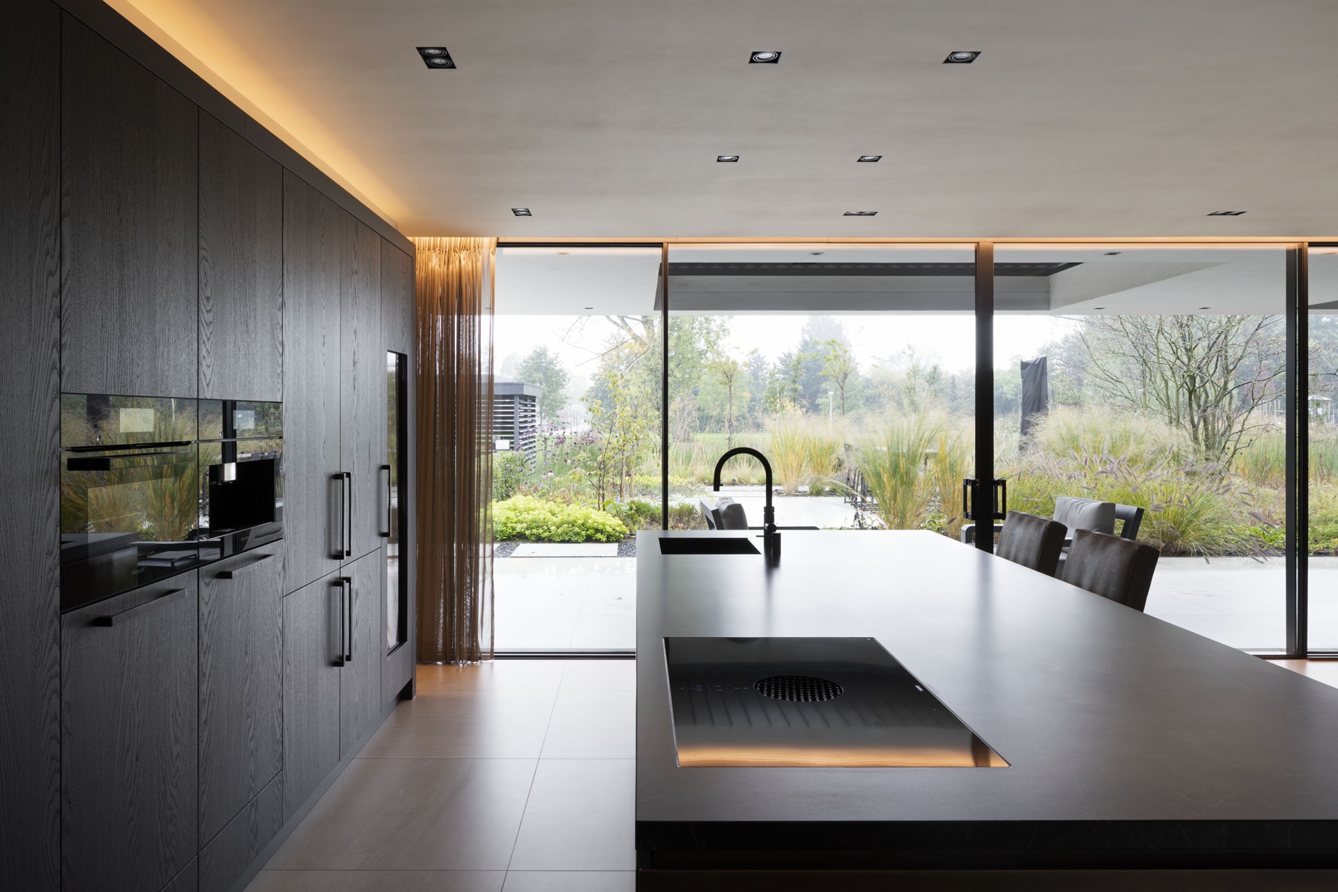 design casa moderna: bagno con vetro scuro e piastrelle scure, Luxury, Design, Exclusive, Modern, Custom Made, Special, Beautiful