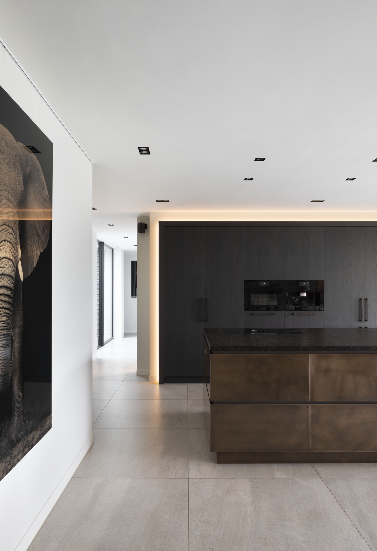 design casa moderna: interno con tonalità nere e marroni scuri e dettagli di lusso, Luxury, Design, Exclusive, Modern, Custom Made, Special, Beautiful
