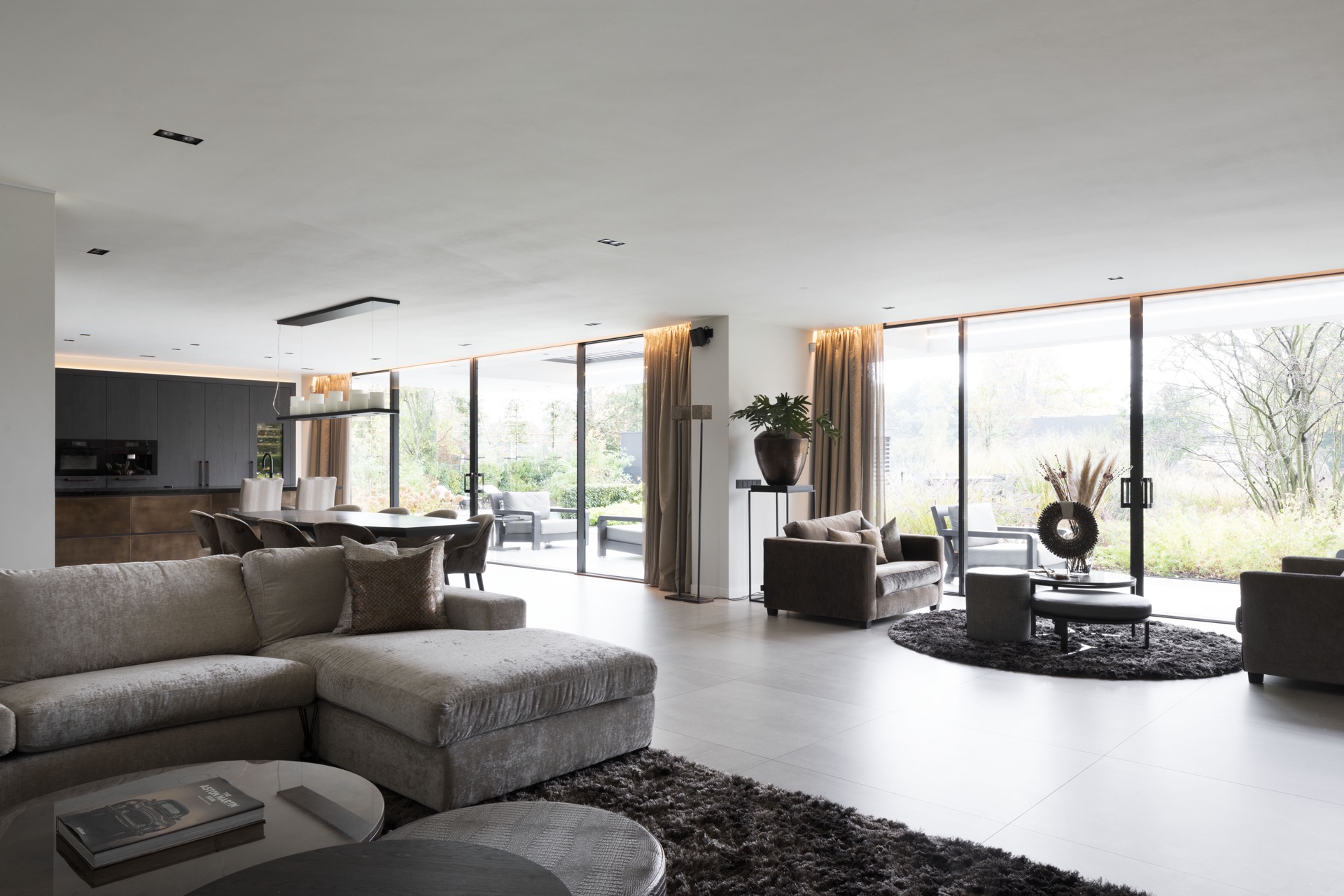 design casa moderna: soggiorno con grandi finestre e vista sul giardino, Luxury, Design, Exclusive, Modern, Custom Made, Special, Beautiful