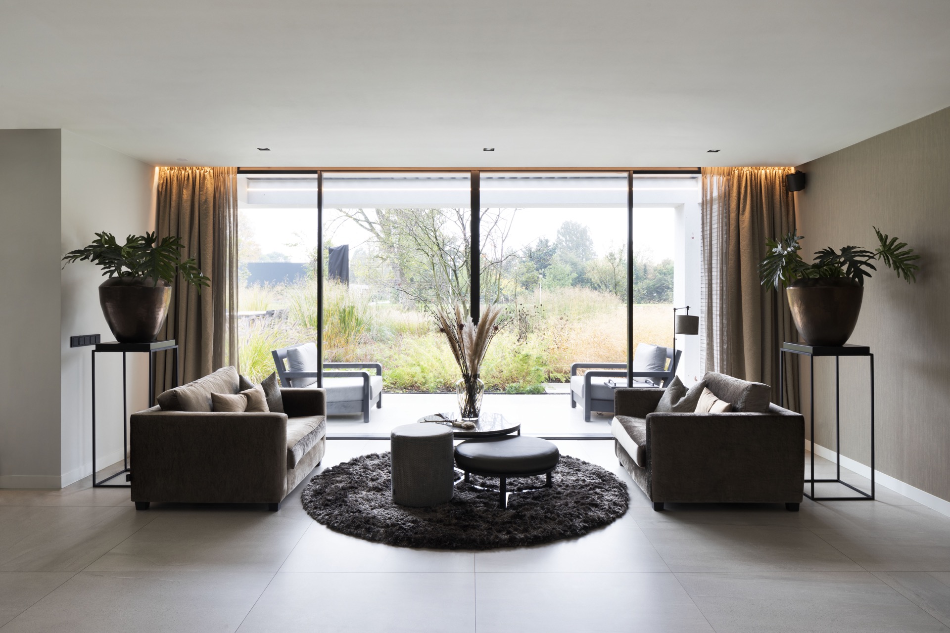 design casa moderna: interno con tonalità nere e rame e grandi opere d'arte, Luxury, Design, Exclusive, Modern, Custom Made, Special, Beautiful