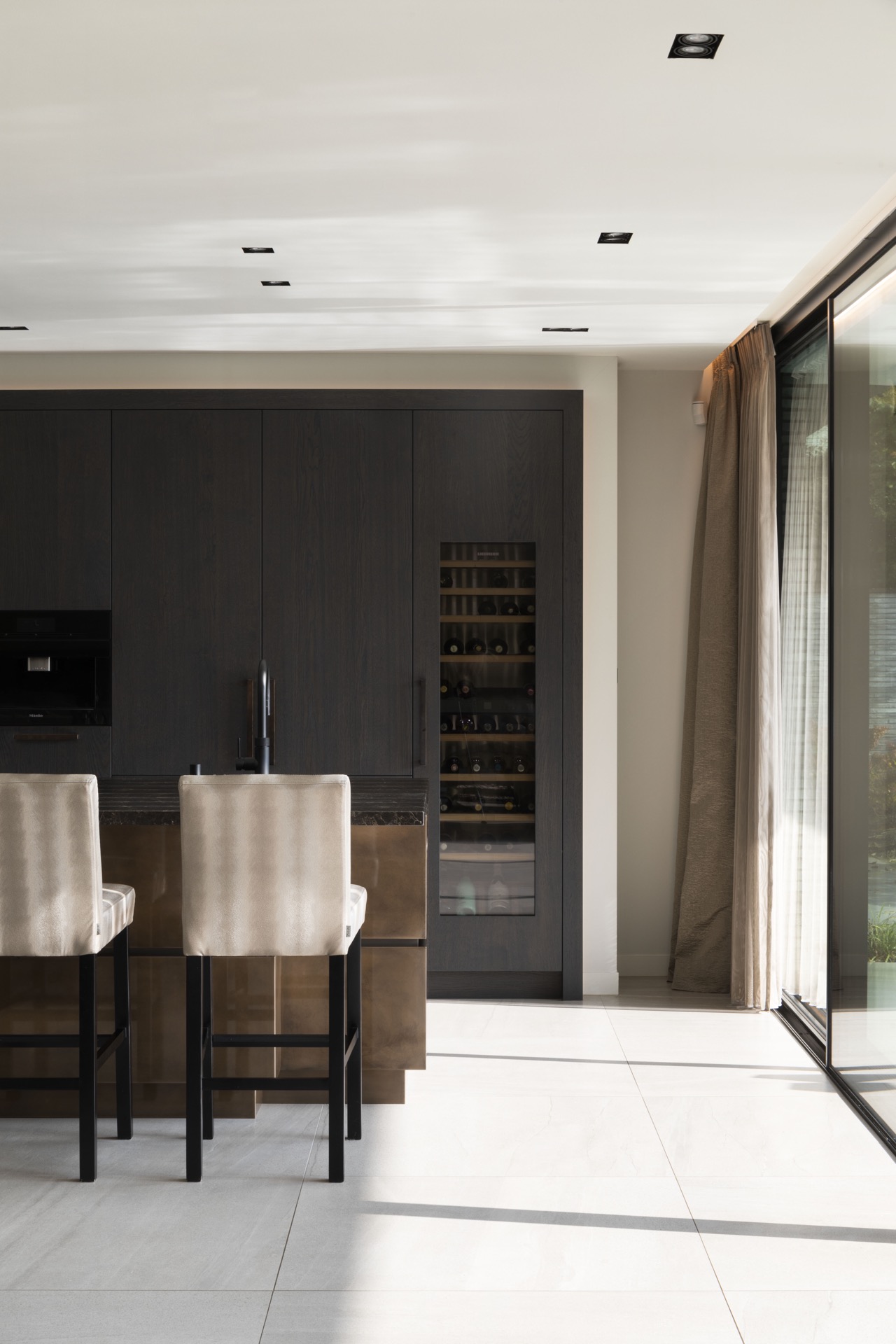 design casa moderna: interno con tonalità nere e rame e grandi opere d'arte, Luxury, Design, Exclusive, Modern, Custom Made, Special, Beautiful