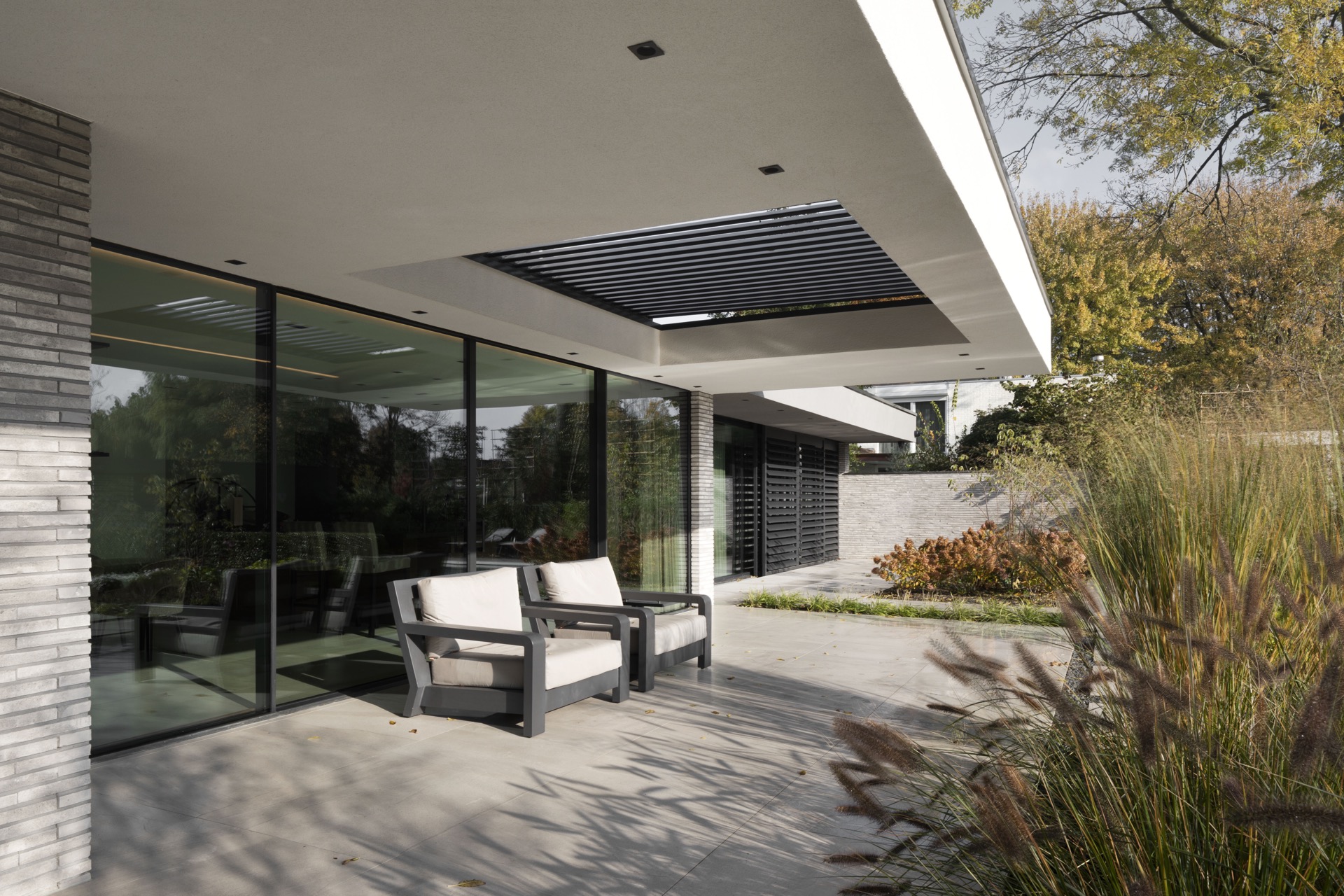 design casa moderna: soggiorno con dettagli in nero e oro e grandi opere d'arte, Luxury, Design, Exclusive, Modern, Custom Made, Special, Beautiful