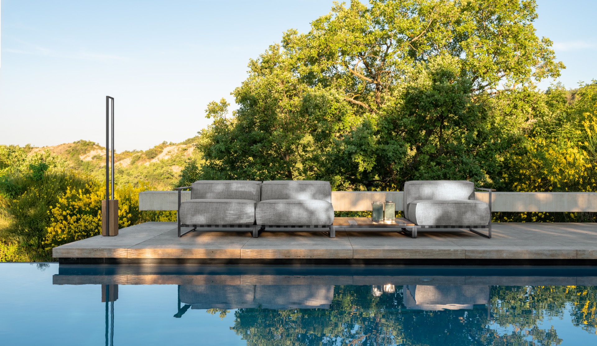 mobilio da giardino moderno: sala lounge esterna moderna vicino alla piscina con toni naturali, Luxury, Design, Exclusive, Modern, Custom Made, Special, Beautiful