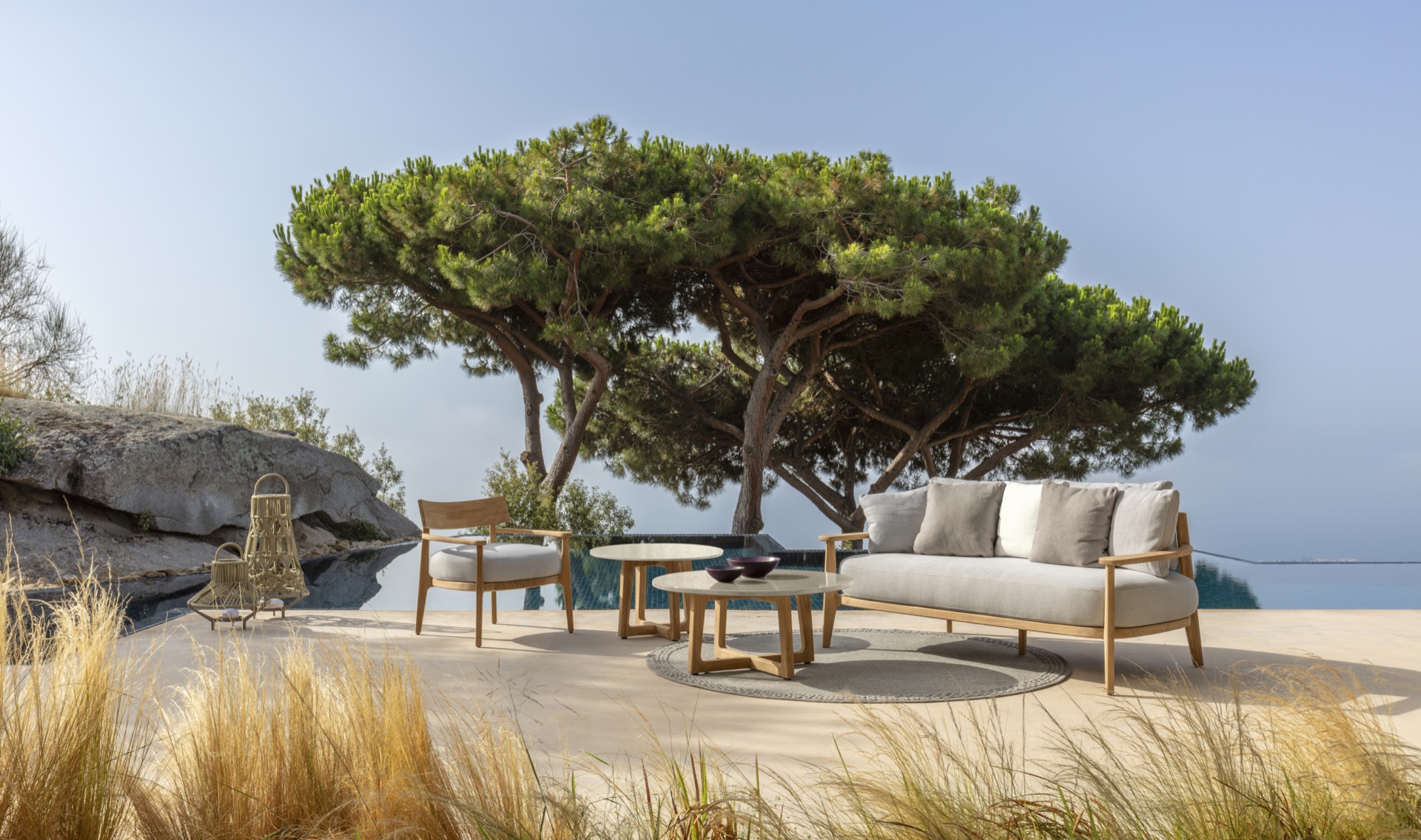 arredi giardino naturali: divano e tavolo su terrazza di lusso con vista mare e alberi, Luxury, Design, Exclusive, Modern, Custom Made, Special, Beautiful