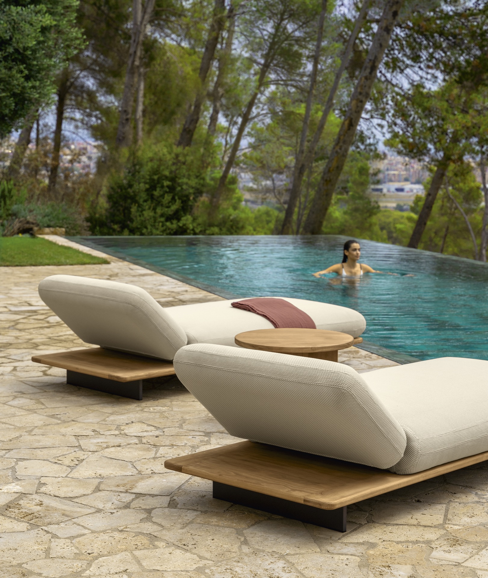 casa in legno moderna: sdraio accanto alla piscina in giardino con vista panoramica, Luxe, Design, Exclusief, Modern, Maatwerk, Bijzondere, Mooie
