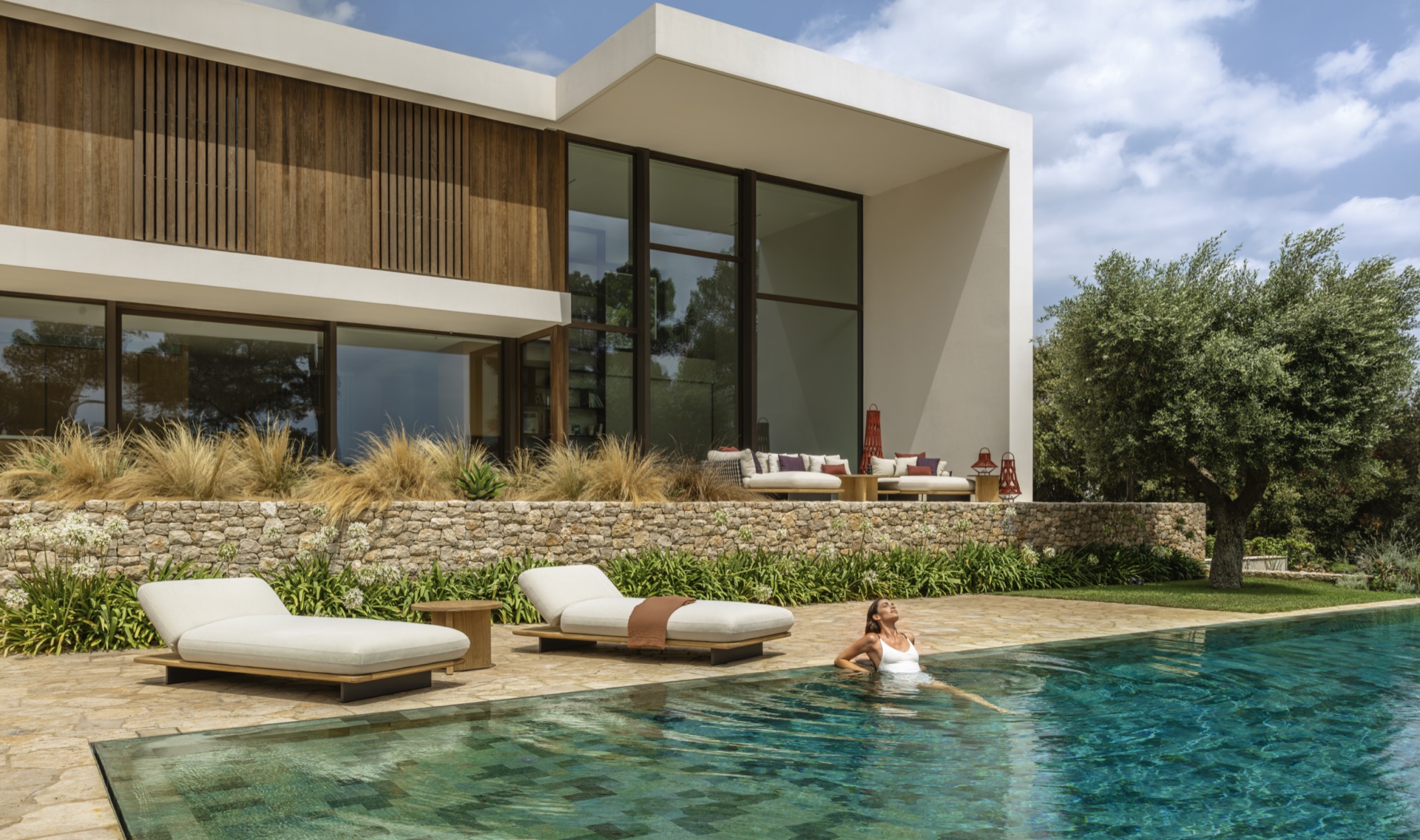 casa in legno moderna: soggiorno all'aperto con vista su giardino e piscina, Luxe, Design, Exclusief, Modern, Maatwerk, Bijzondere, Mooie