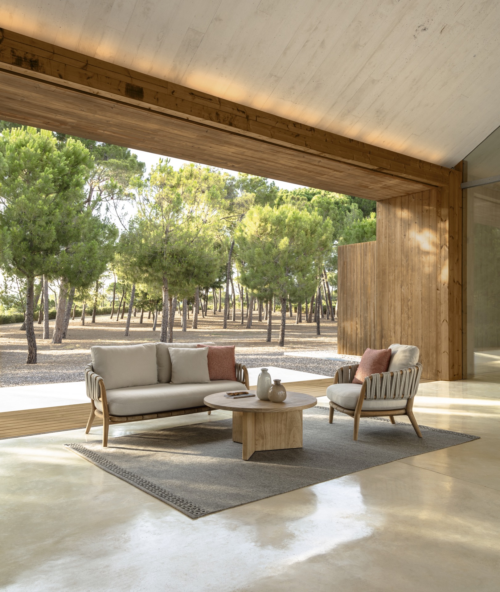 casa in legno moderna: sala da pranzo con soffitto in legno e vista su giardino e paesaggio, Luxe, Design, Exclusief, Modern, Maatwerk, Bijzondere, Mooie