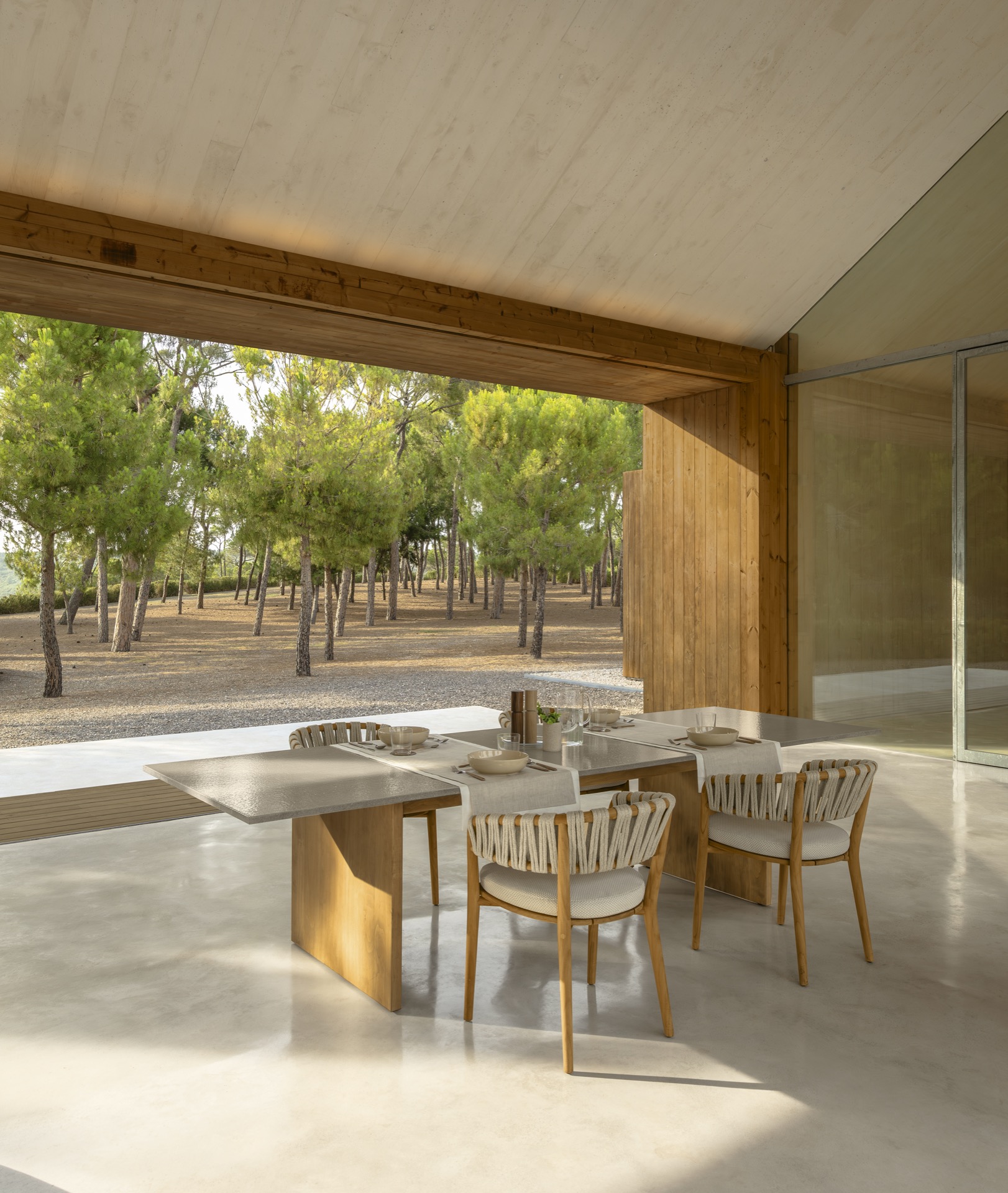 casa in legno moderna: sdraio e sedie lounge vicino alla piscina nel giardino, Luxe, Design, Exclusief, Modern, Maatwerk, Bijzondere, Mooie